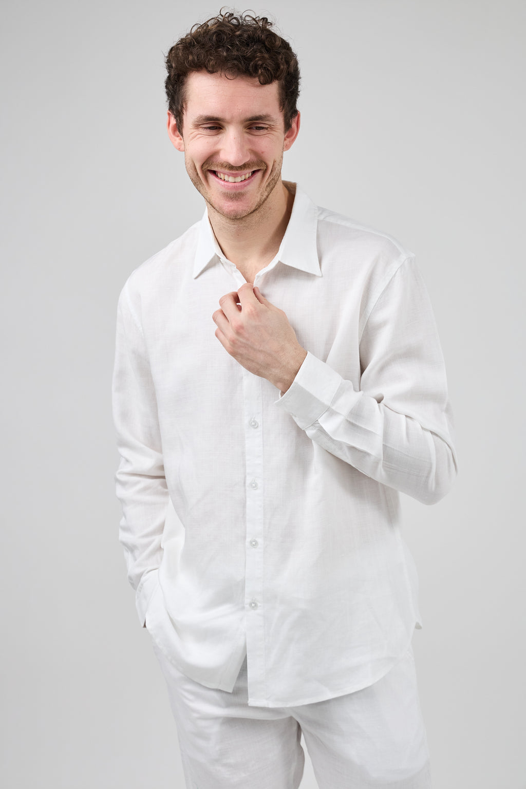 Chemise en lin à Manches Longues Coupe Moderne Boutonnée