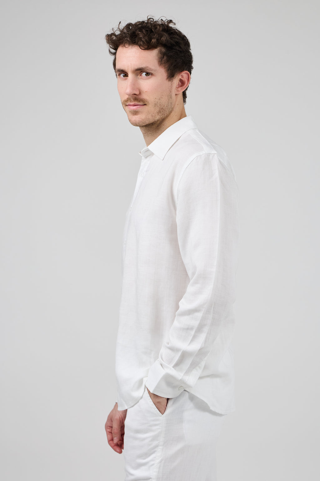 Chemise en lin à Manches Longues Coupe Moderne Boutonnée