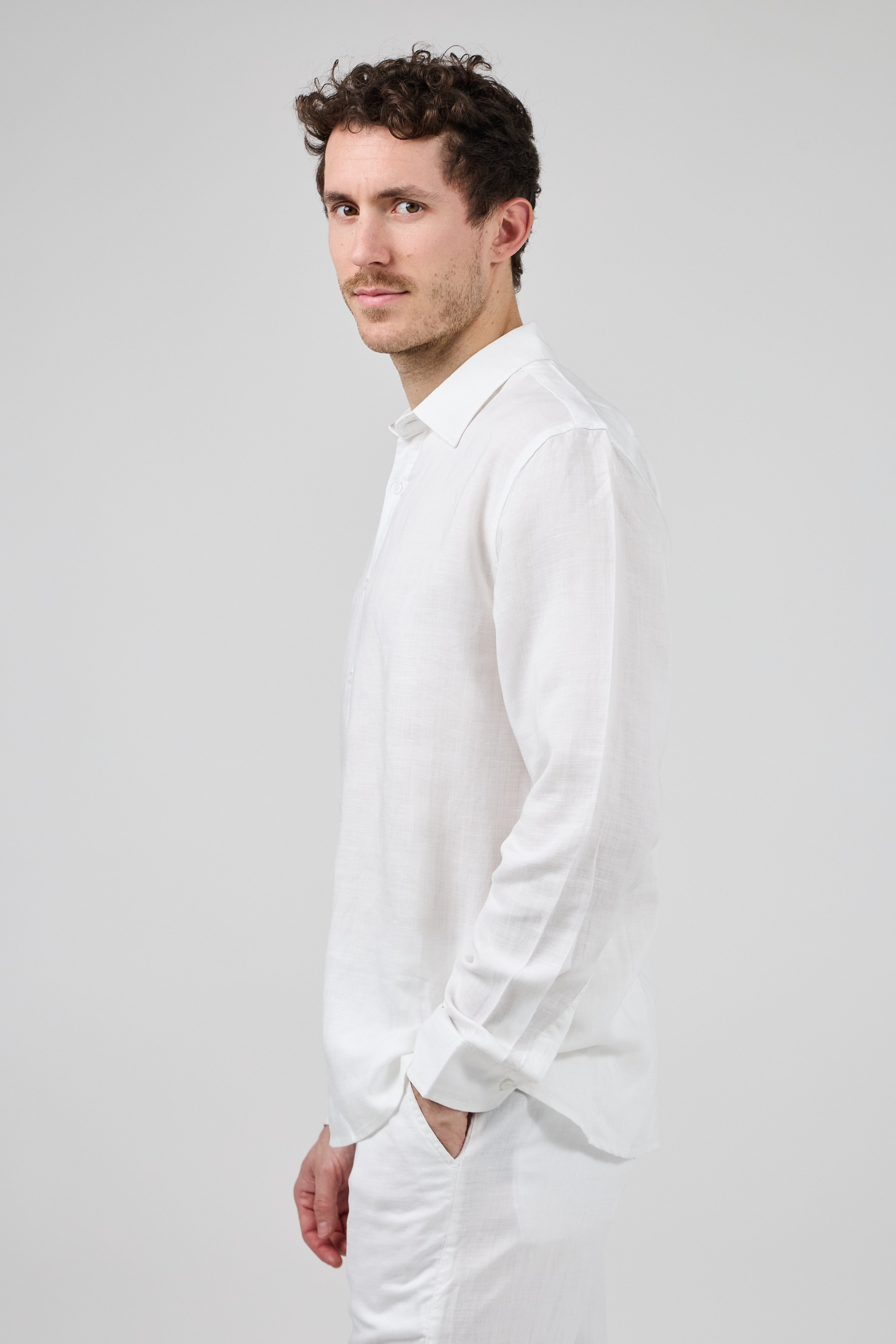 Chemise en lin à Manches Longues Coupe Moderne Boutonnée