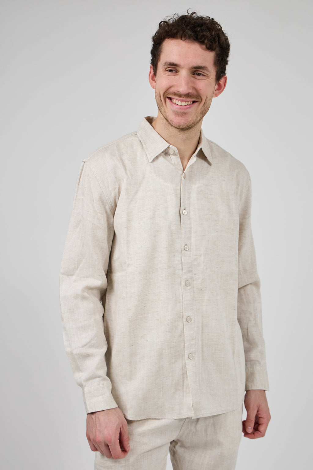 Chemise en lin à Manches Longues Coupe Moderne Boutonnée