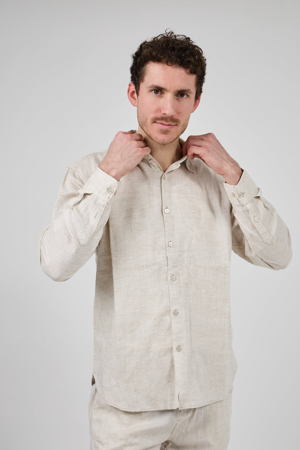 Chemise en lin à Manches Longues Coupe Moderne Boutonnée