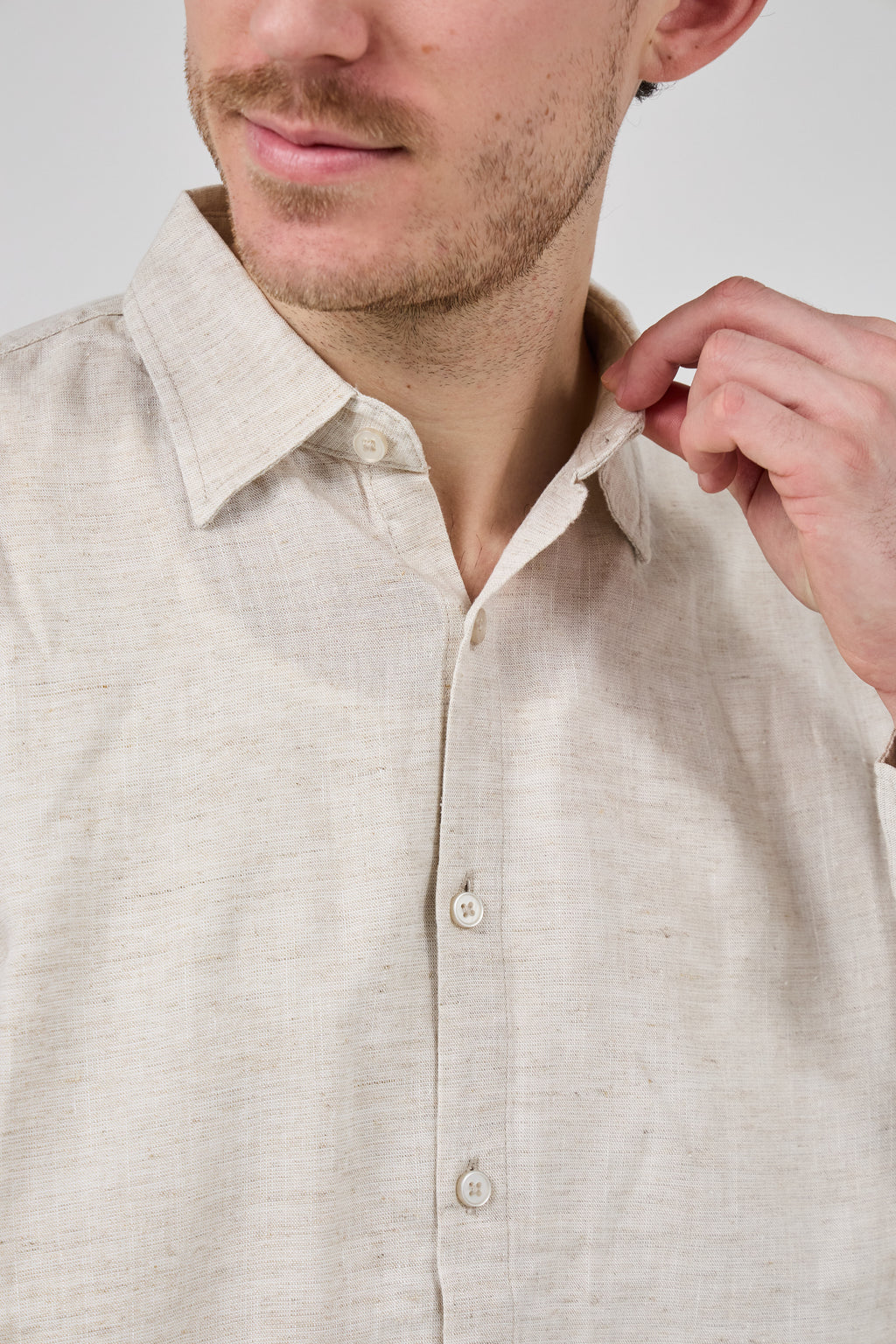 Chemise en lin à Manches Longues Coupe Moderne Boutonnée