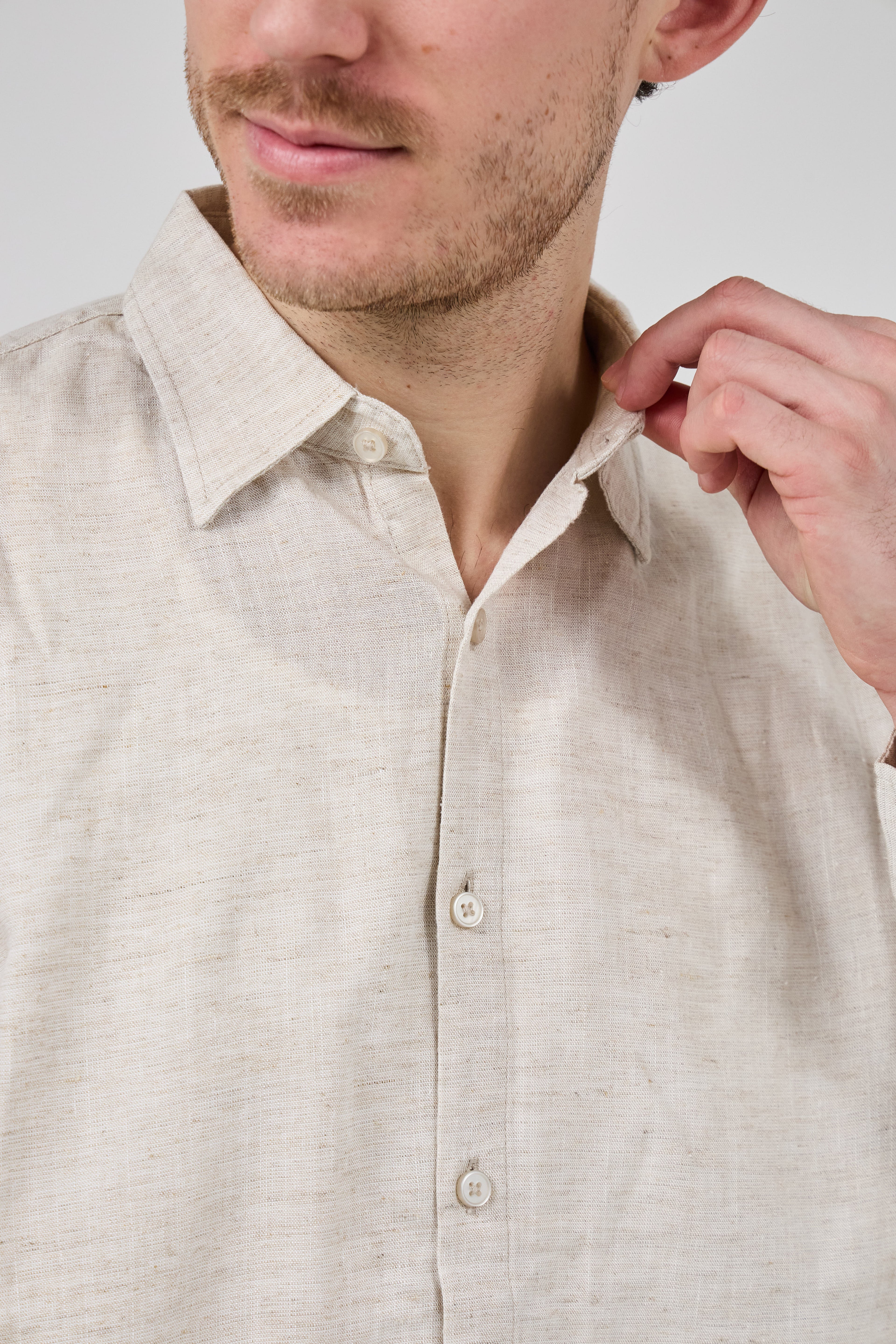 Chemise en lin à Manches Longues Coupe Moderne Boutonnée