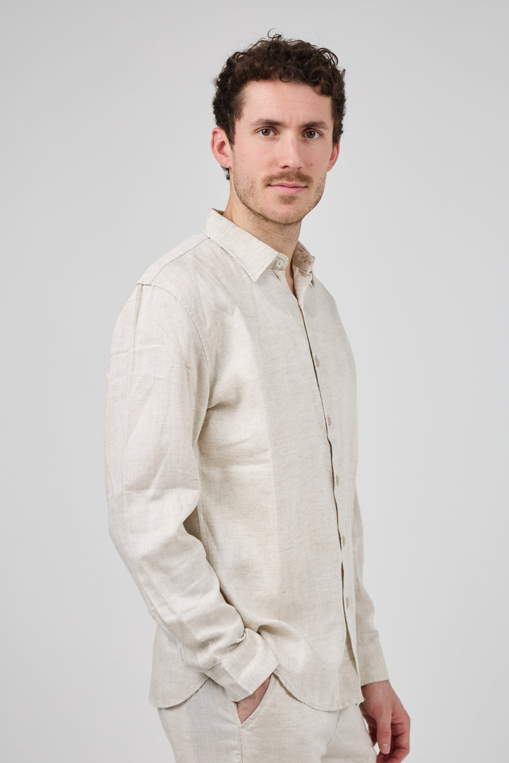 Chemise en lin à Manches Longues Coupe Moderne Boutonnée