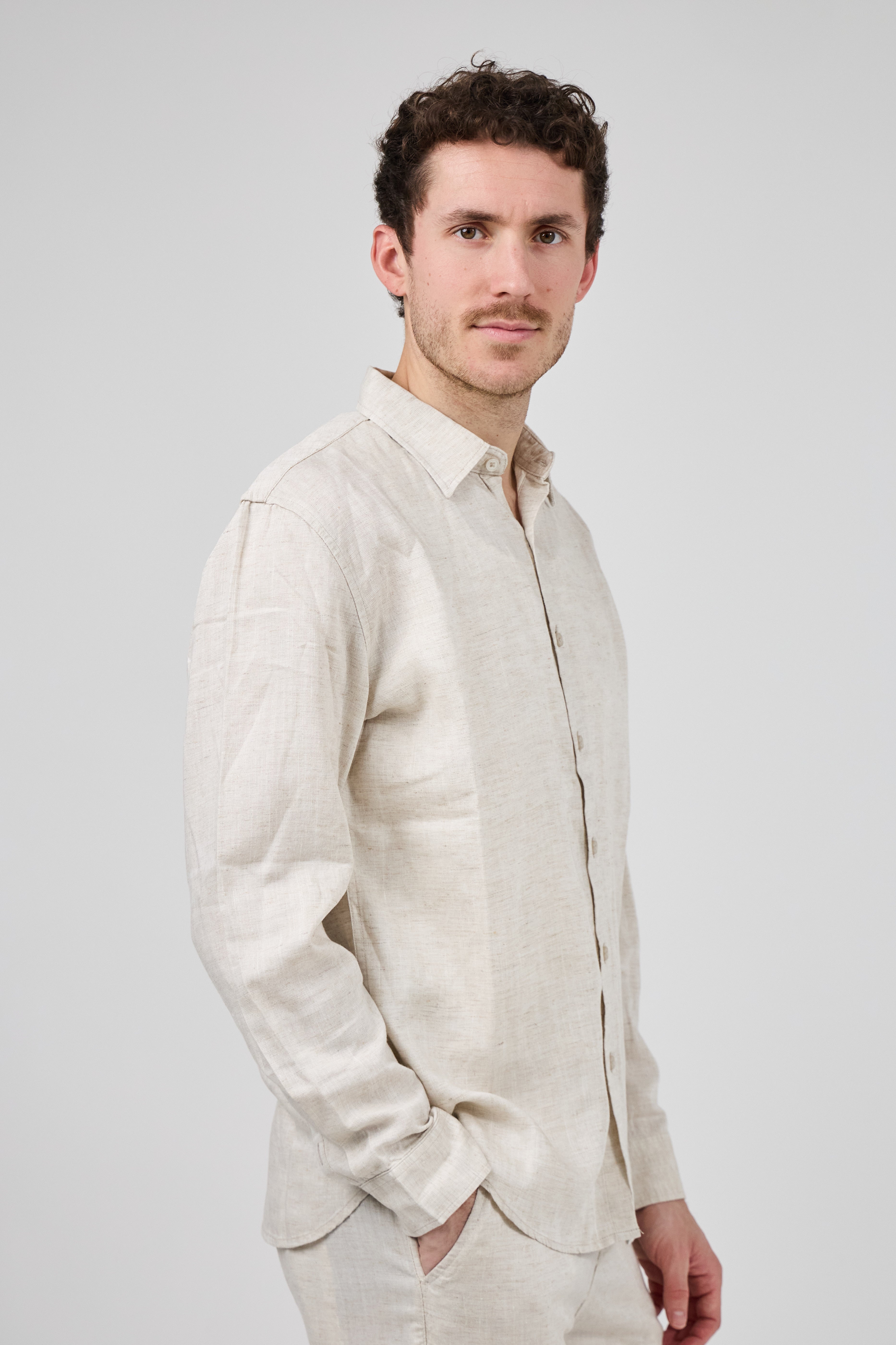 Chemise en lin à Manches Longues Coupe Moderne Boutonnée
