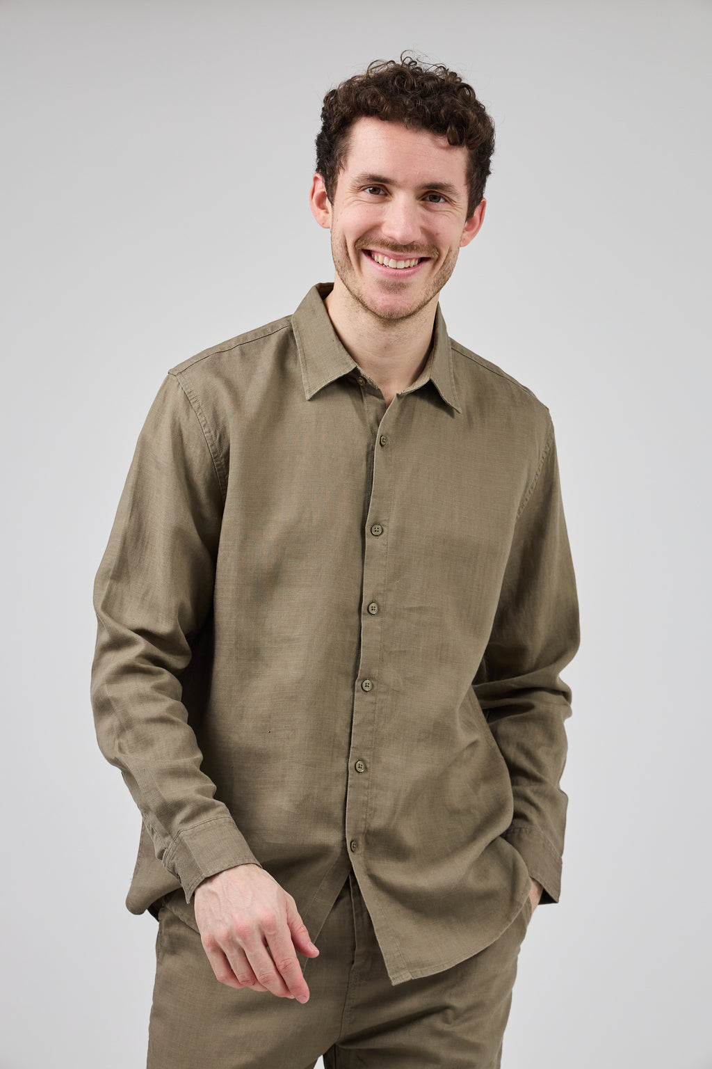 Chemise en lin à Manches Longues Coupe Moderne Boutonnée