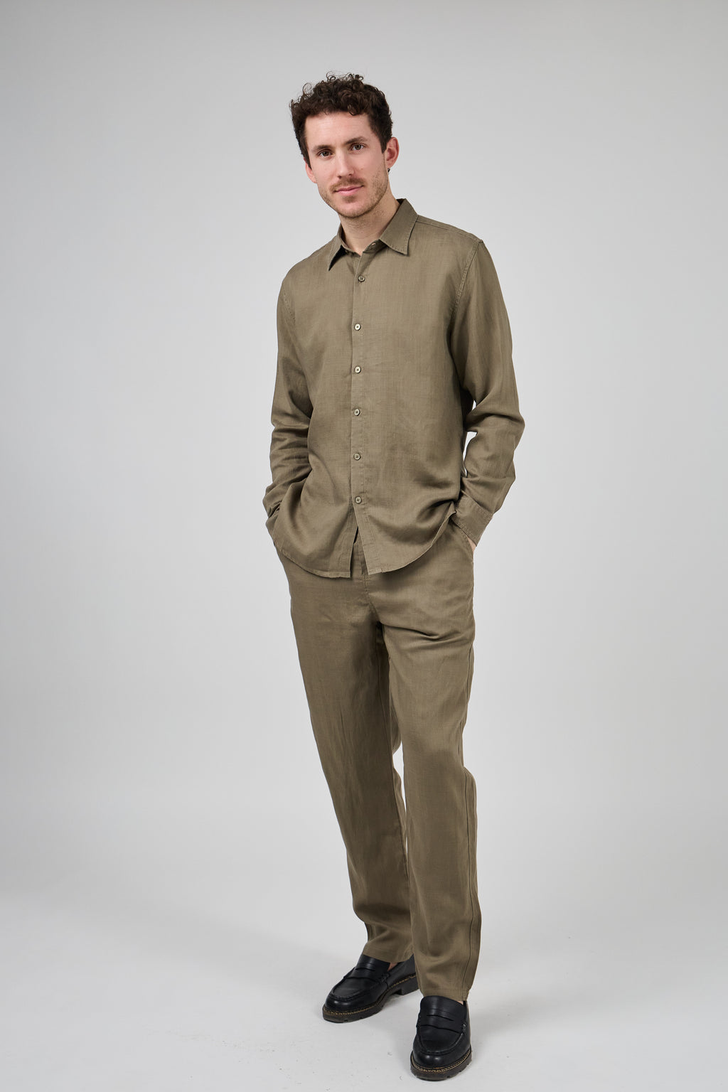 Chemise en lin à Manches Longues Coupe Moderne Boutonnée