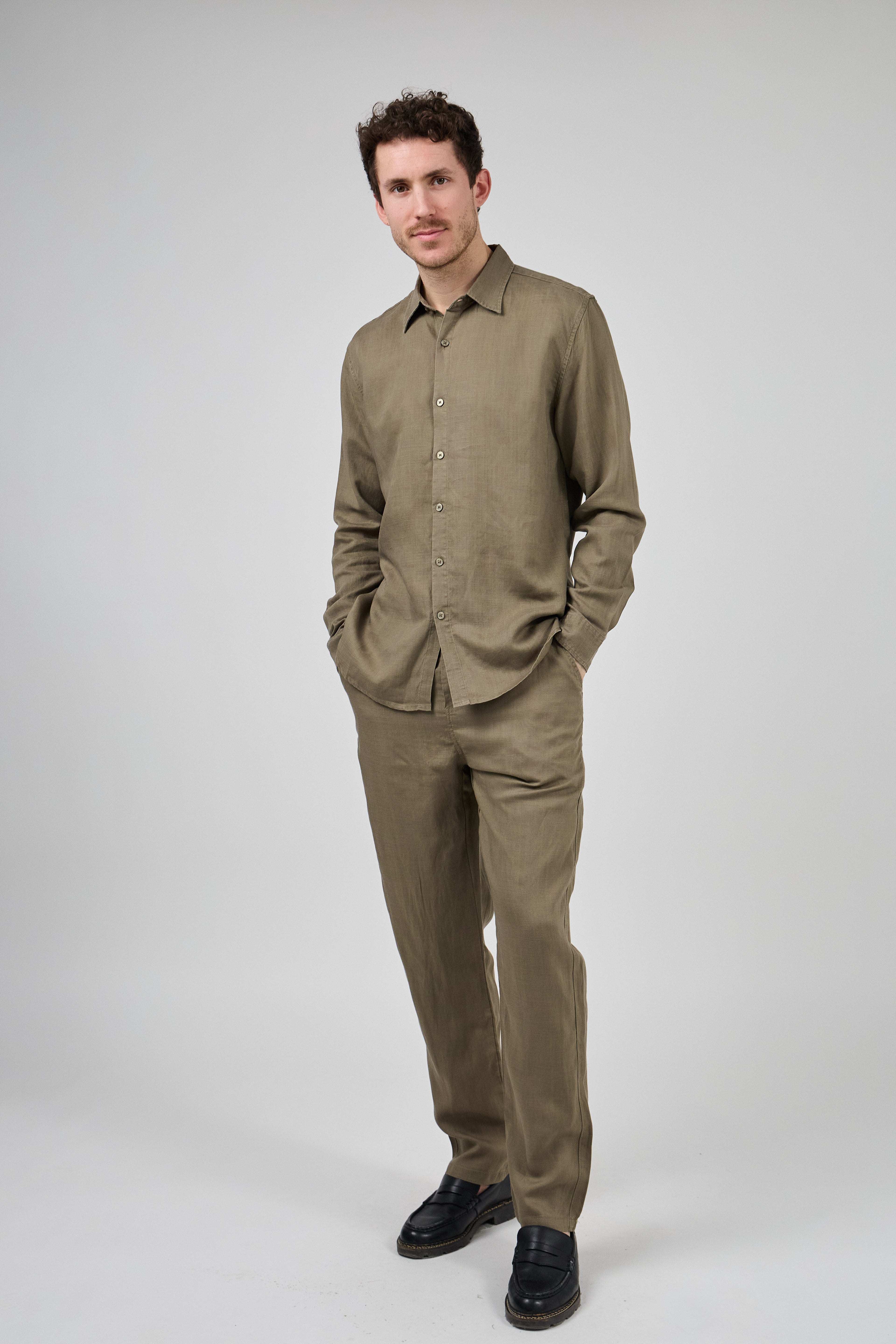 Chemise en lin à Manches Longues Coupe Moderne Boutonnée