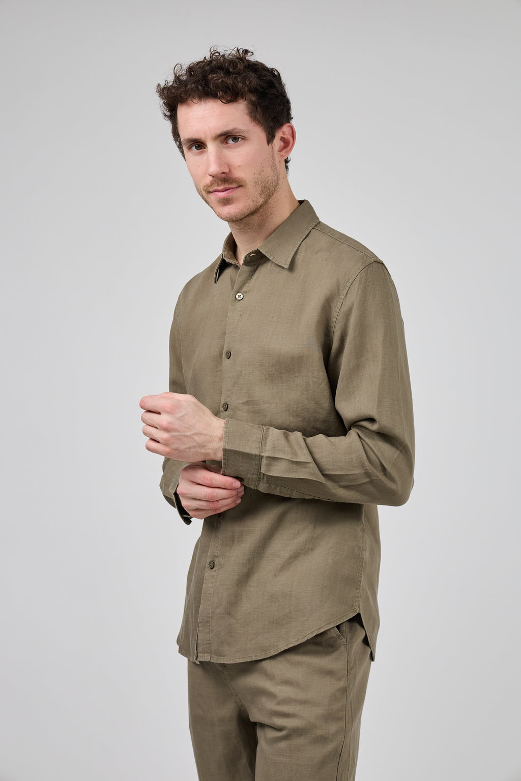 Chemise en lin à Manches Longues Coupe Moderne Boutonnée