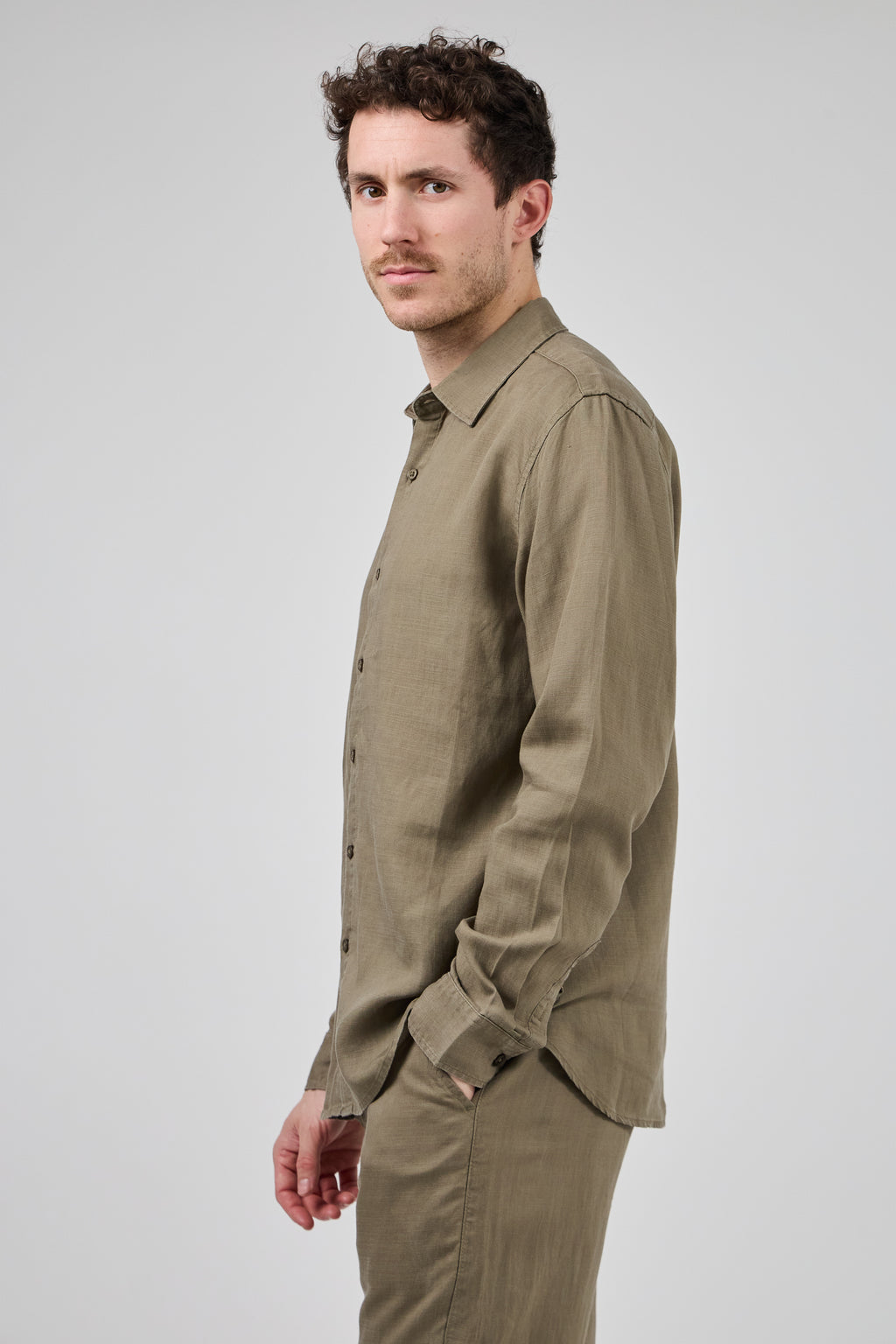 Chemise en lin à Manches Longues Coupe Moderne Boutonnée