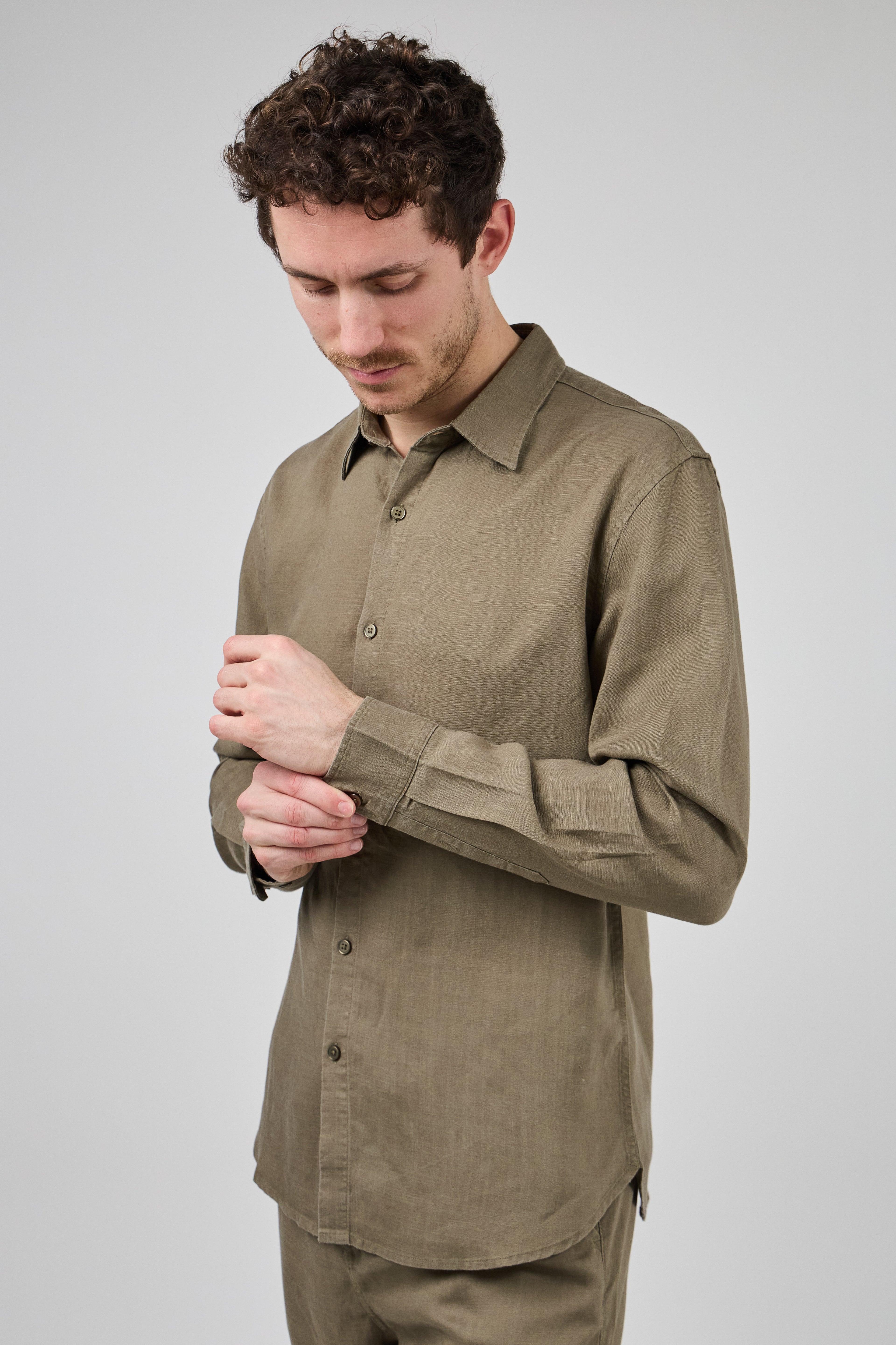 Chemise en lin à Manches Longues Coupe Moderne Boutonnée