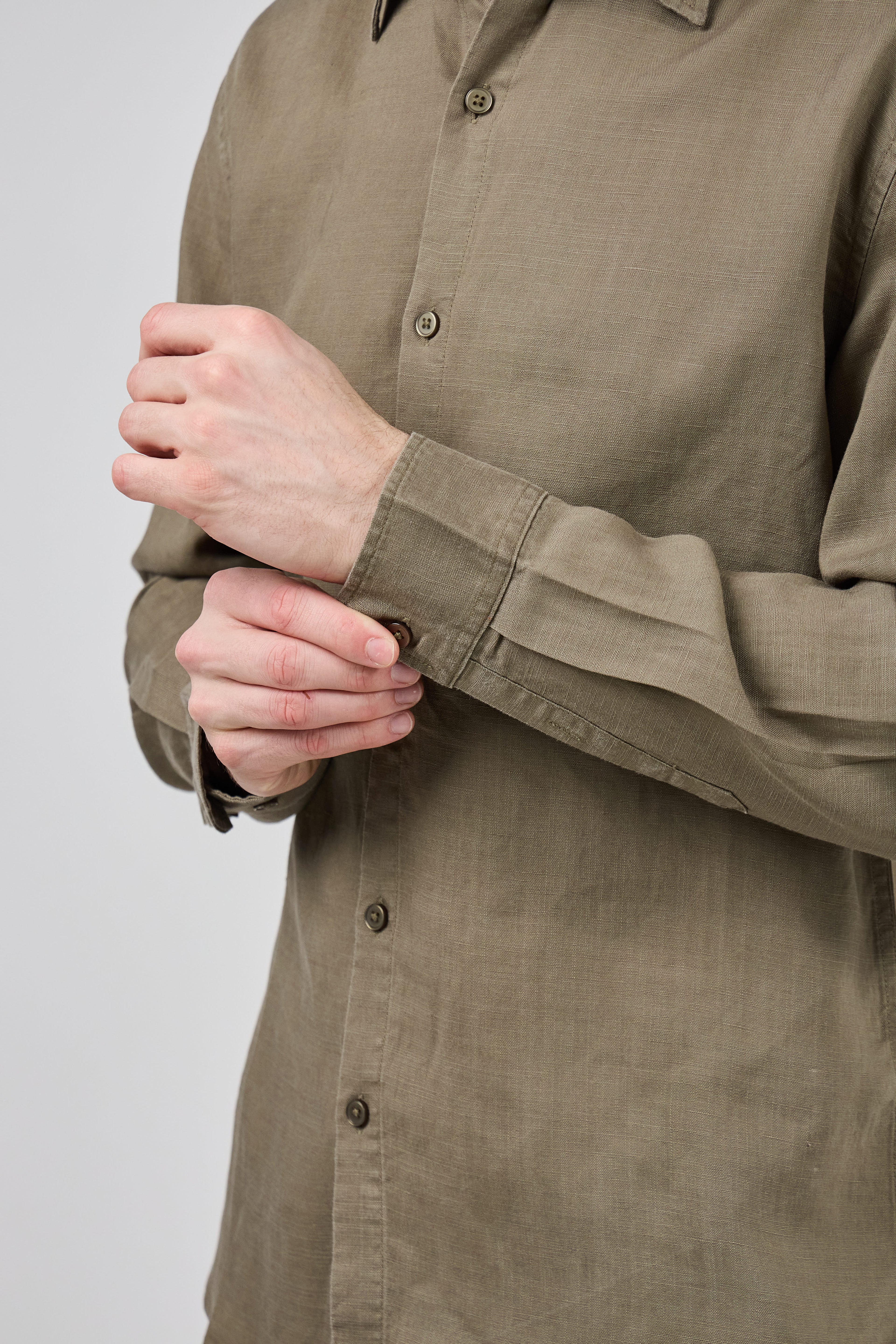 Chemise en lin à Manches Longues Coupe Moderne Boutonnée