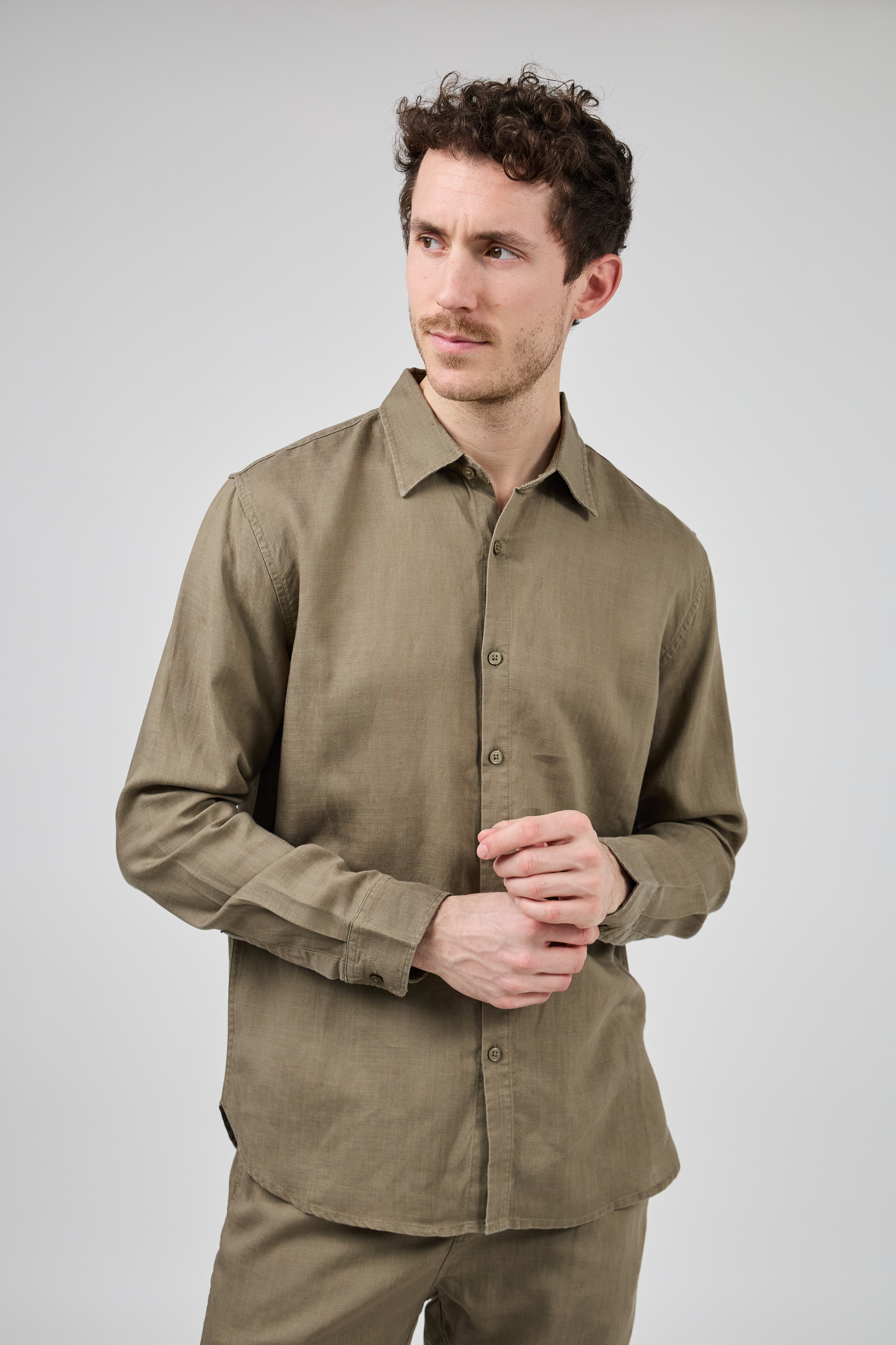 Chemise en lin à Manches Longues Coupe Moderne Boutonnée