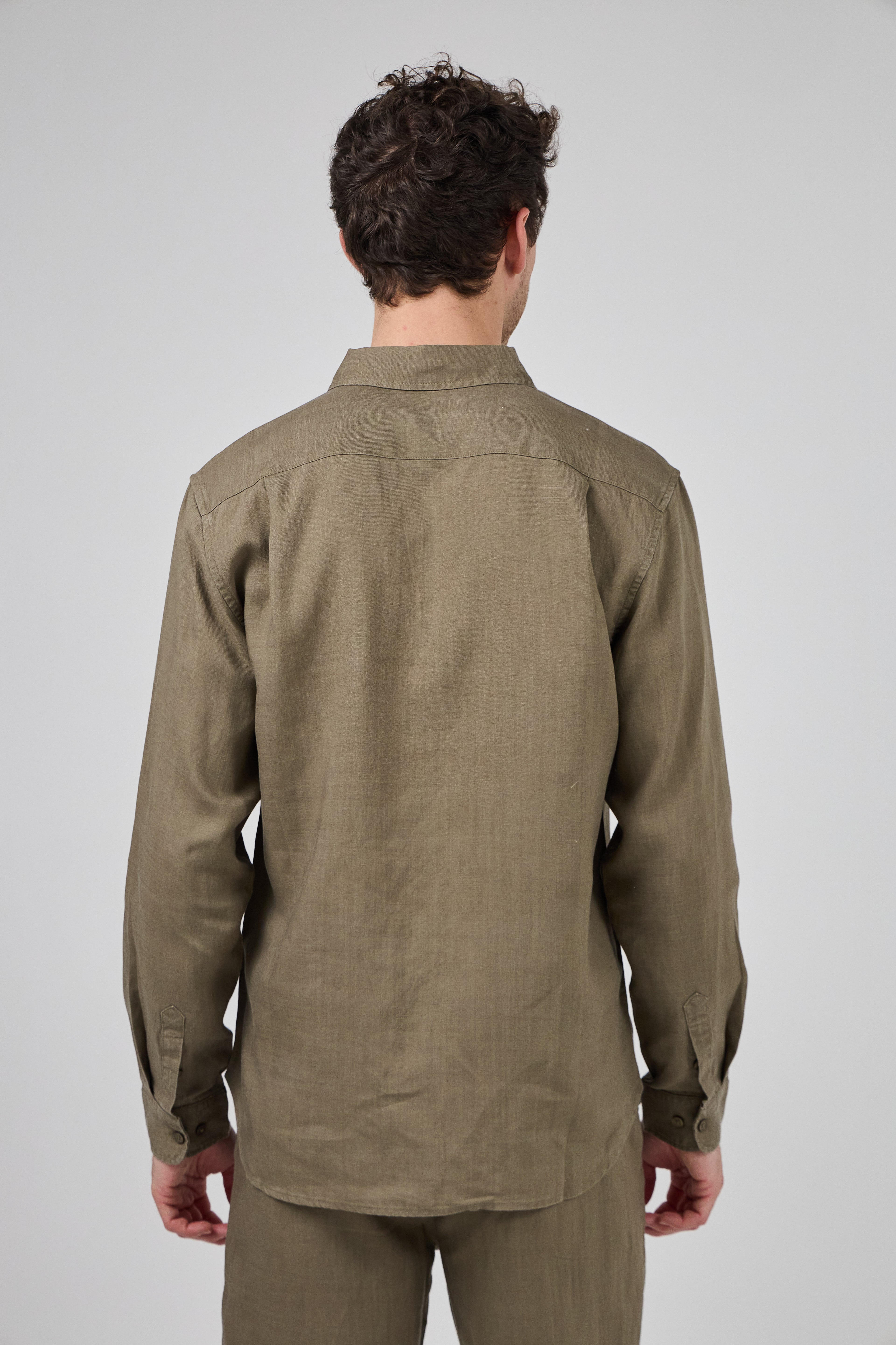 Chemise en lin à Manches Longues Coupe Moderne Boutonnée