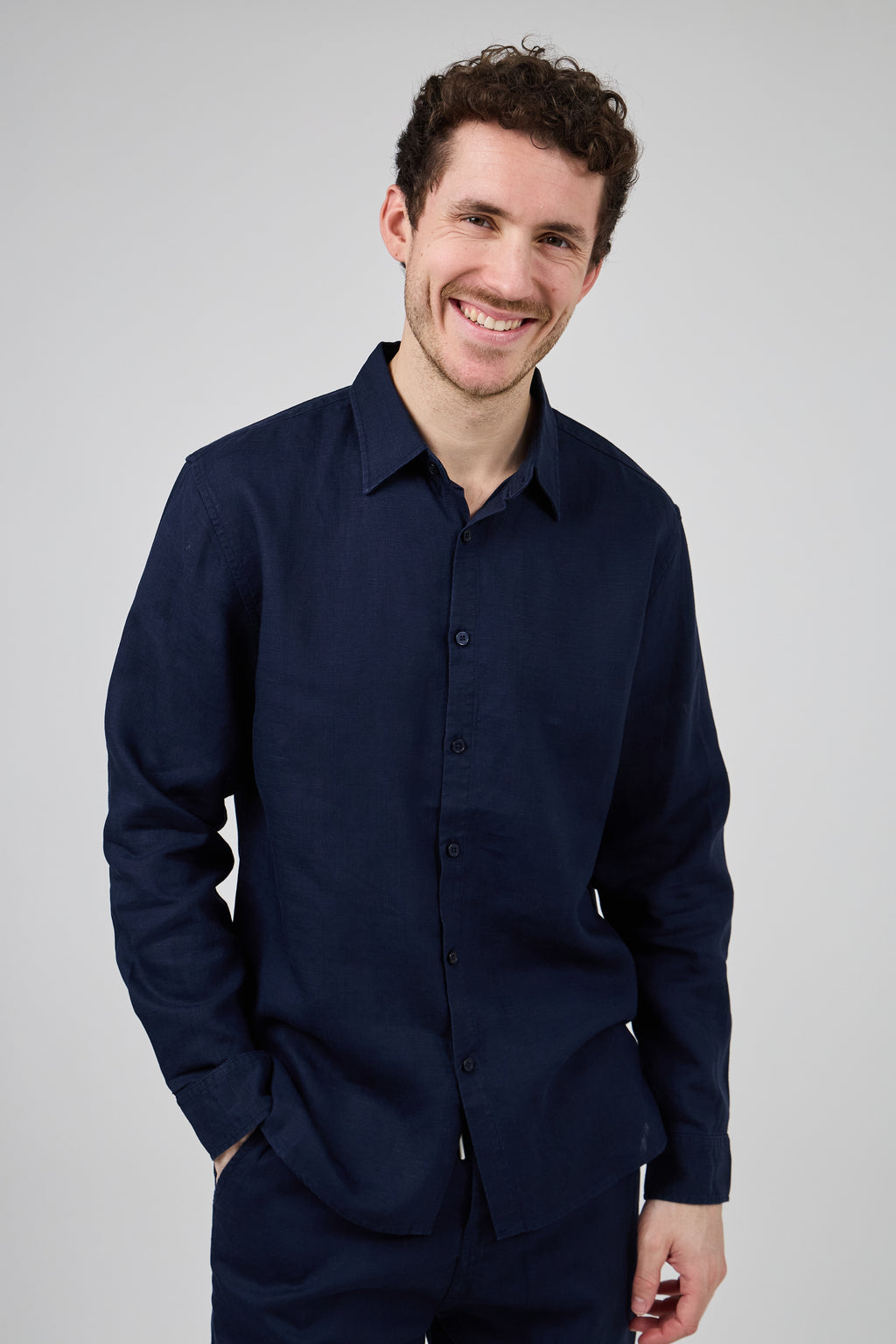 Chemise en lin à Manches Longues Coupe Moderne Boutonnée