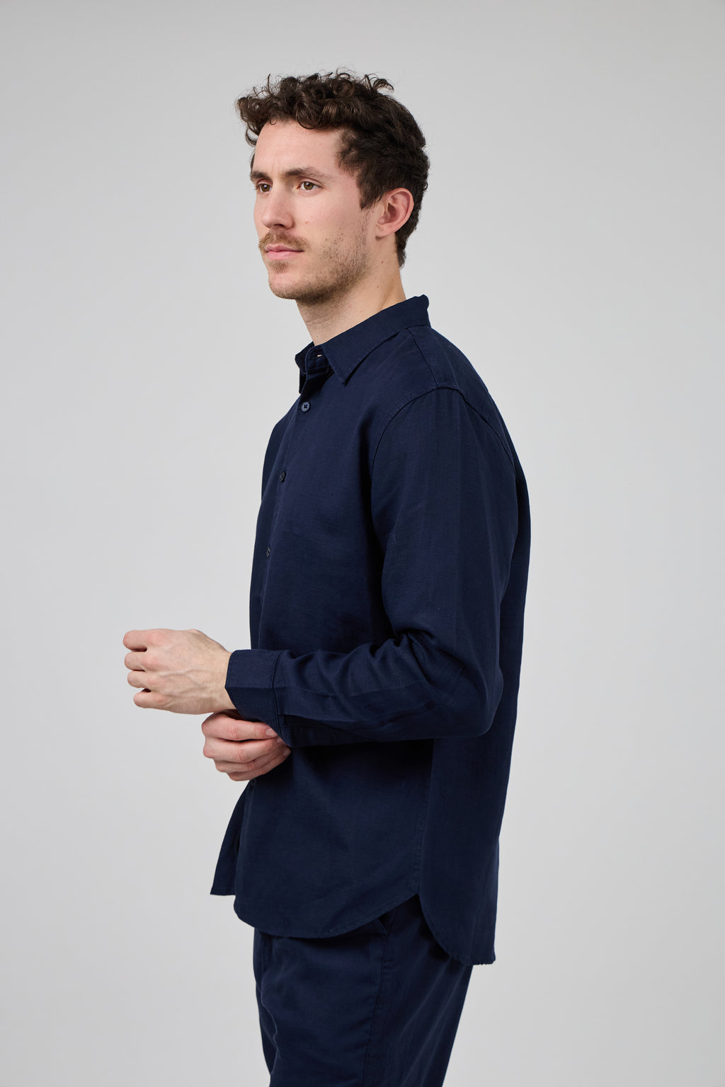 Chemise en lin à Manches Longues Coupe Moderne Boutonnée