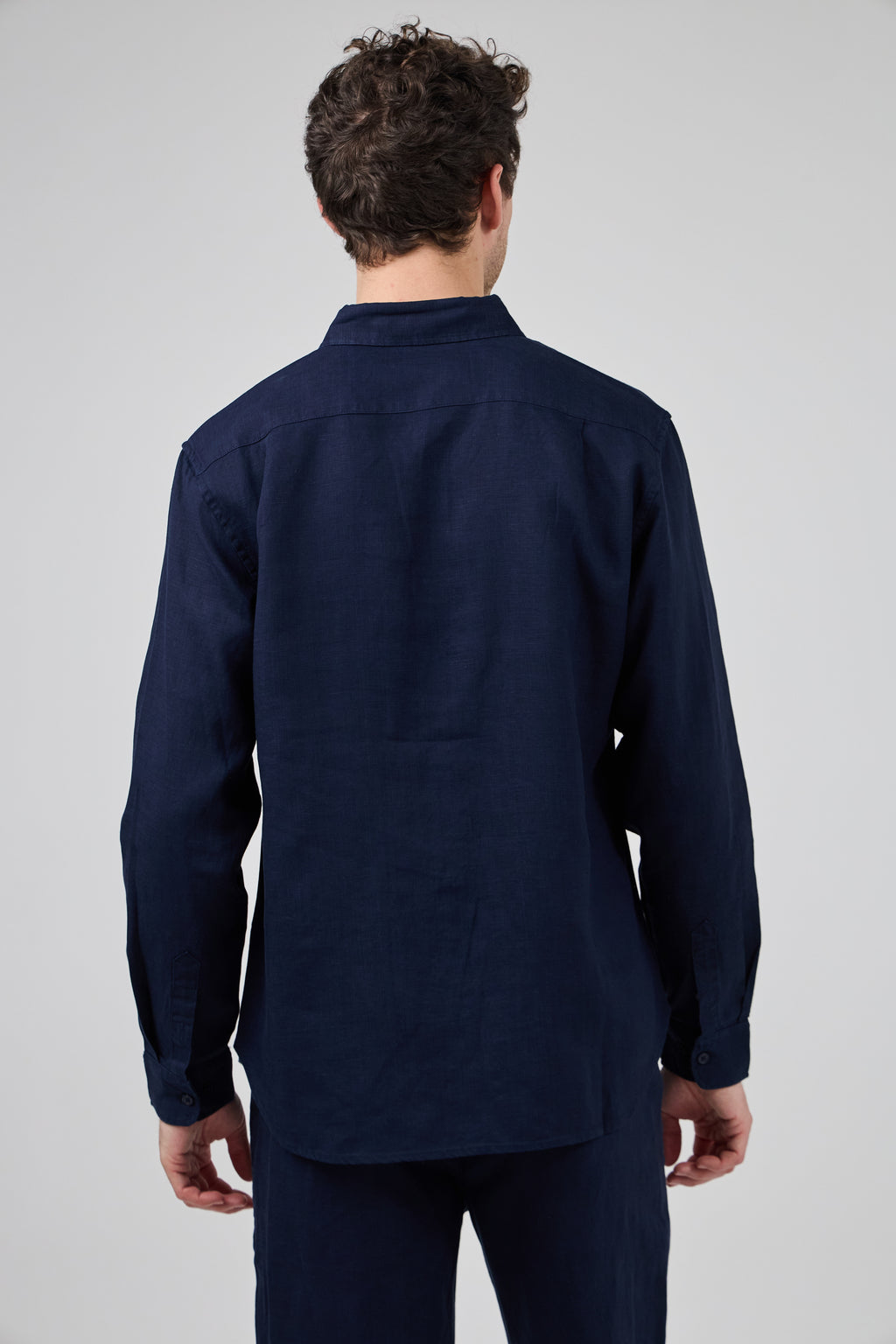 Chemise en lin à Manches Longues Coupe Moderne Boutonnée
