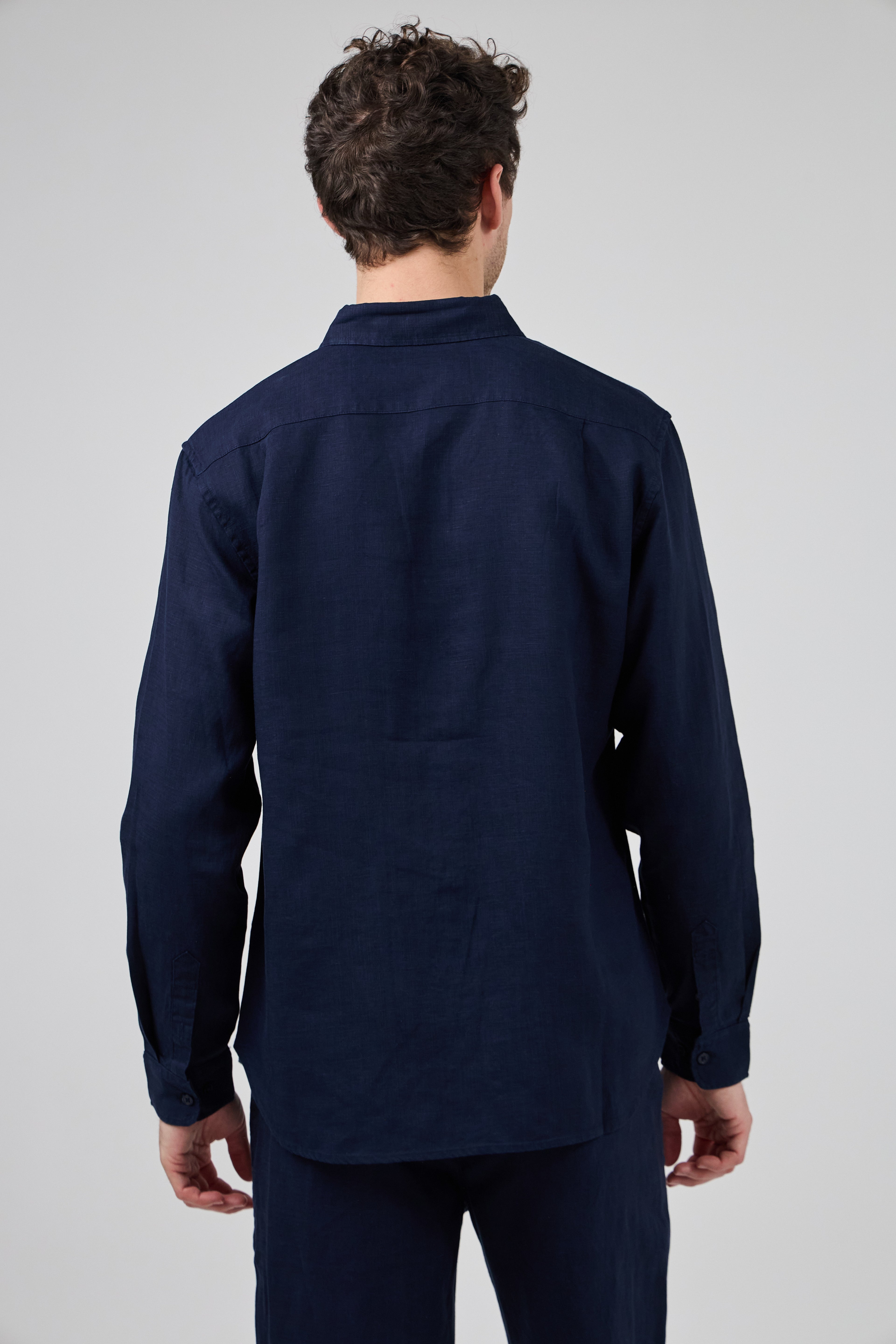 Chemise en lin à Manches Longues Coupe Moderne Boutonnée