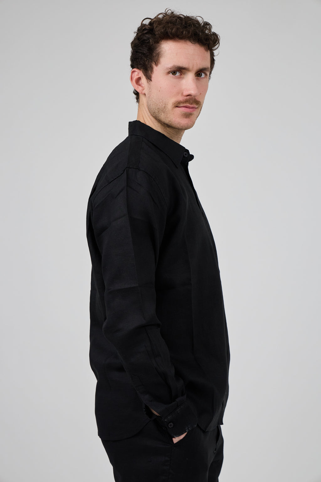 Chemise en lin à Manches Longues Coupe Moderne Boutonnée