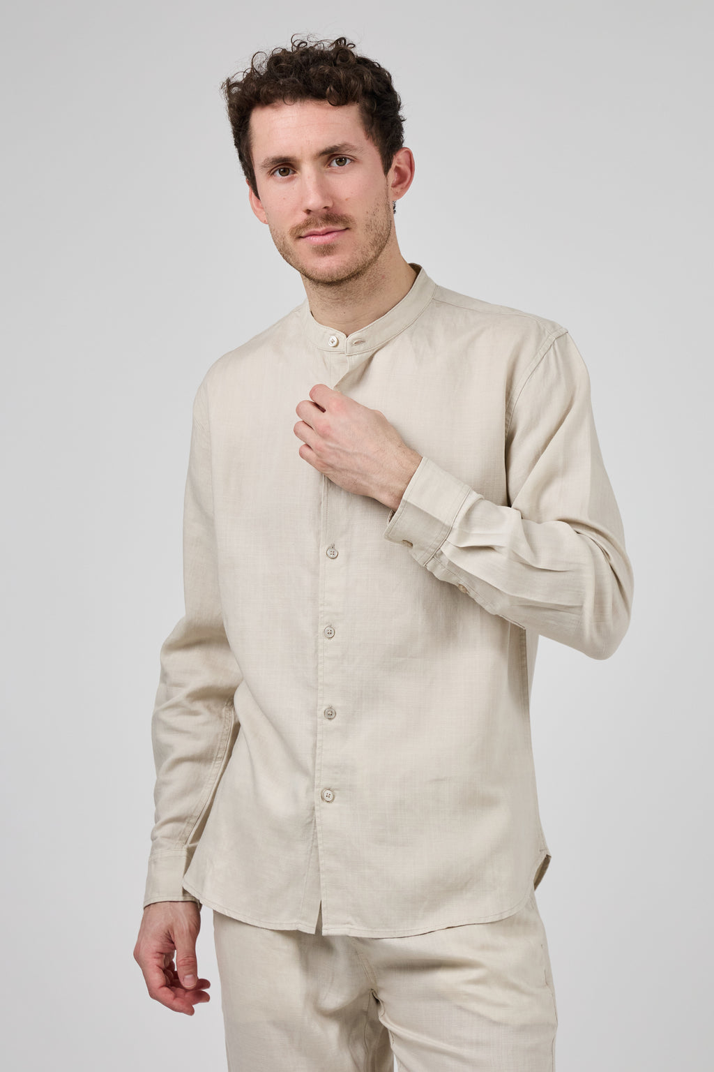 Chemise en Lin à Col Officier Boutonnée
