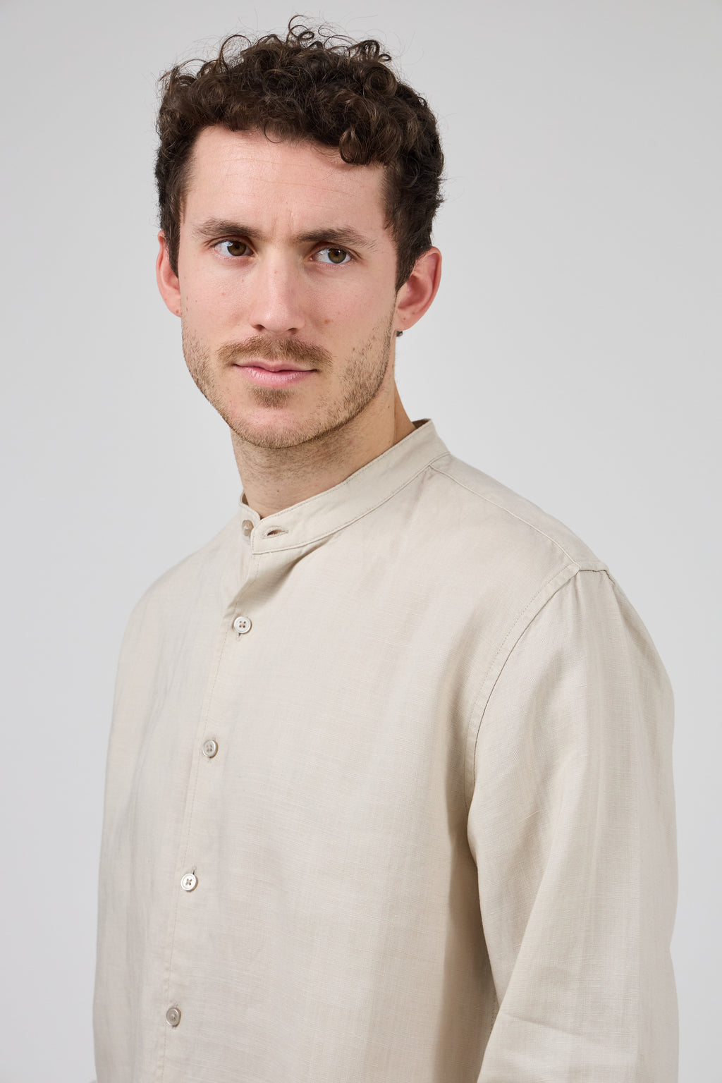 Chemise en Lin à Col Officier Boutonnée