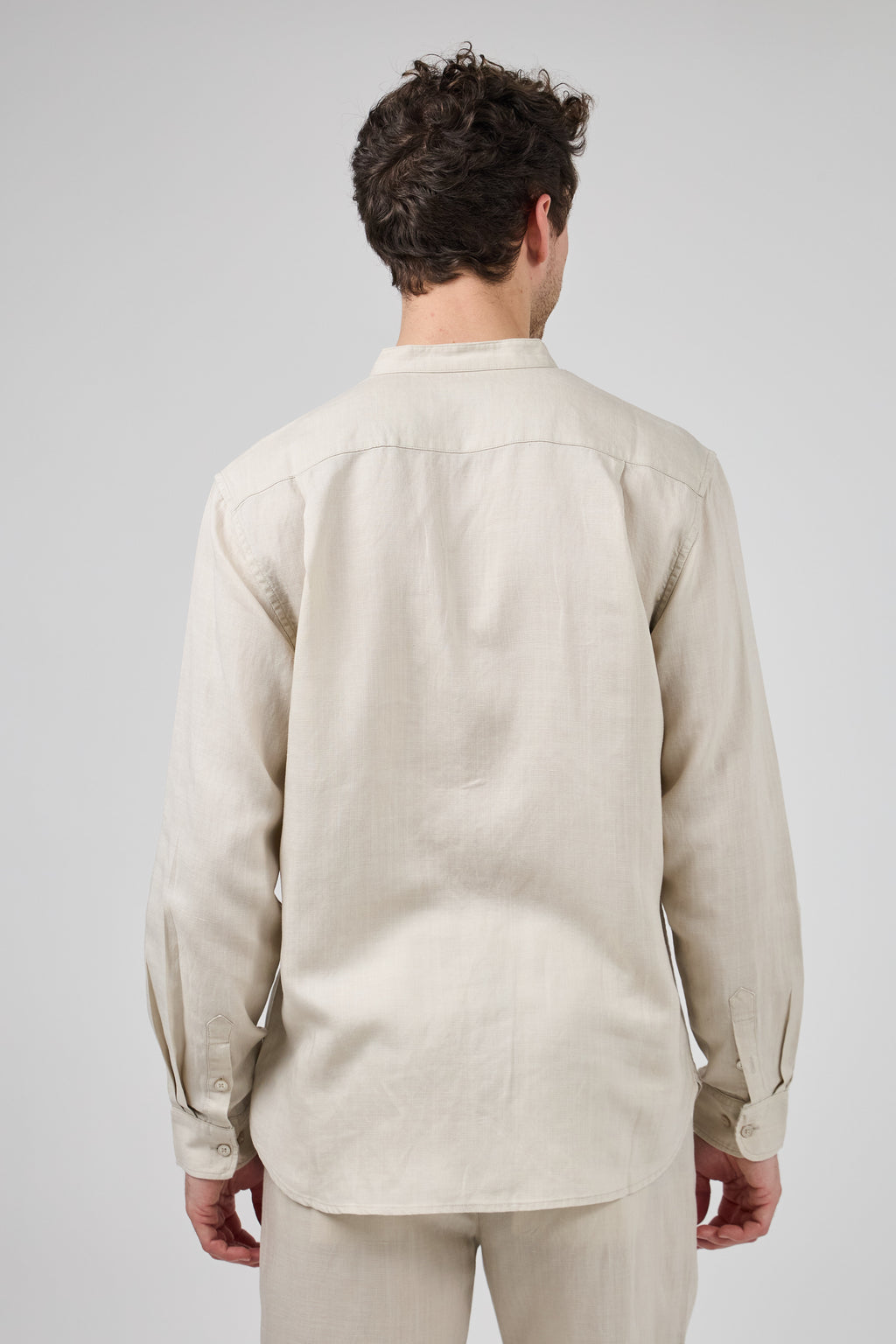 Chemise en Lin à Col Officier Boutonnée