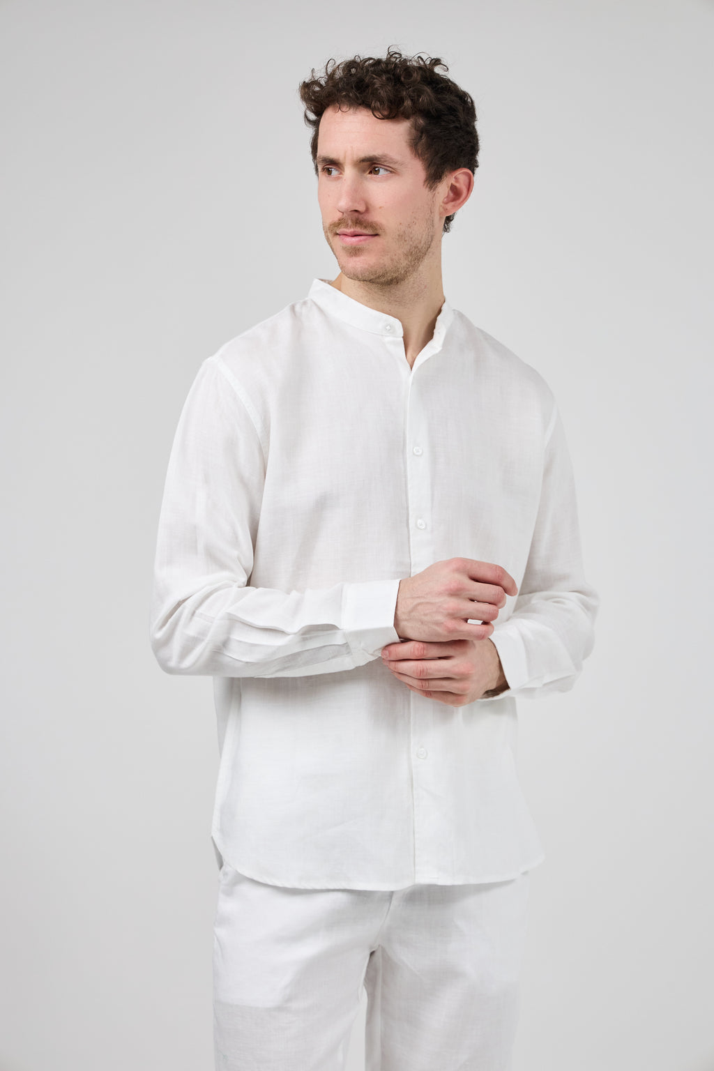 Chemise en Lin à Col Officier Boutonnée