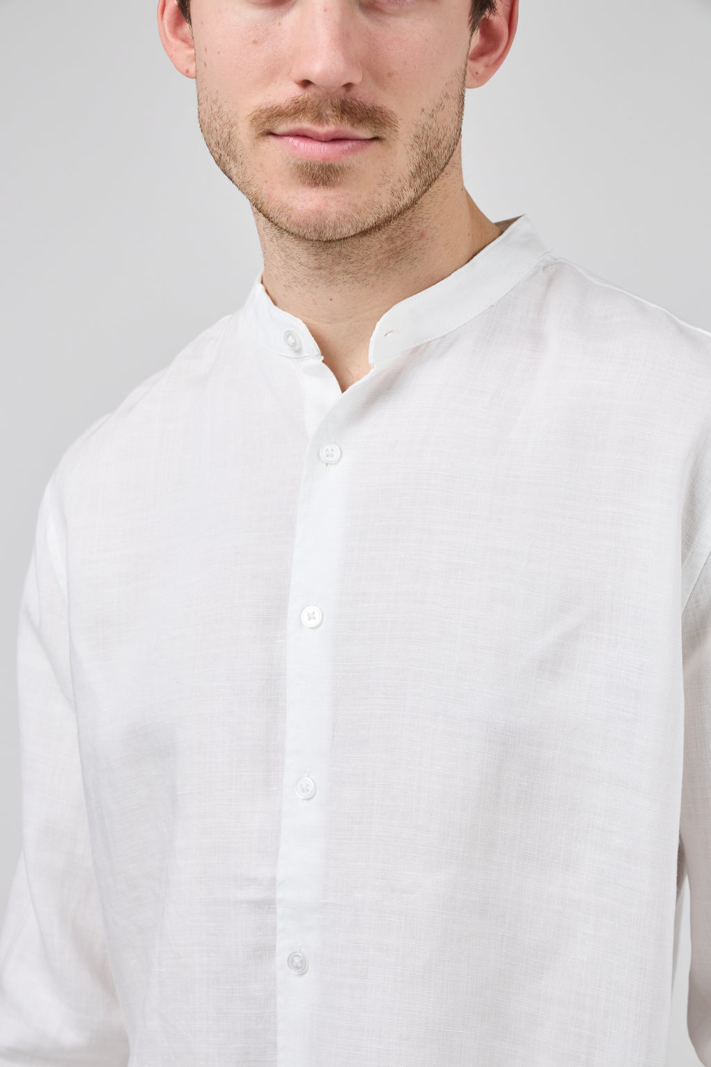 Chemise en Lin à Col Officier Boutonnée