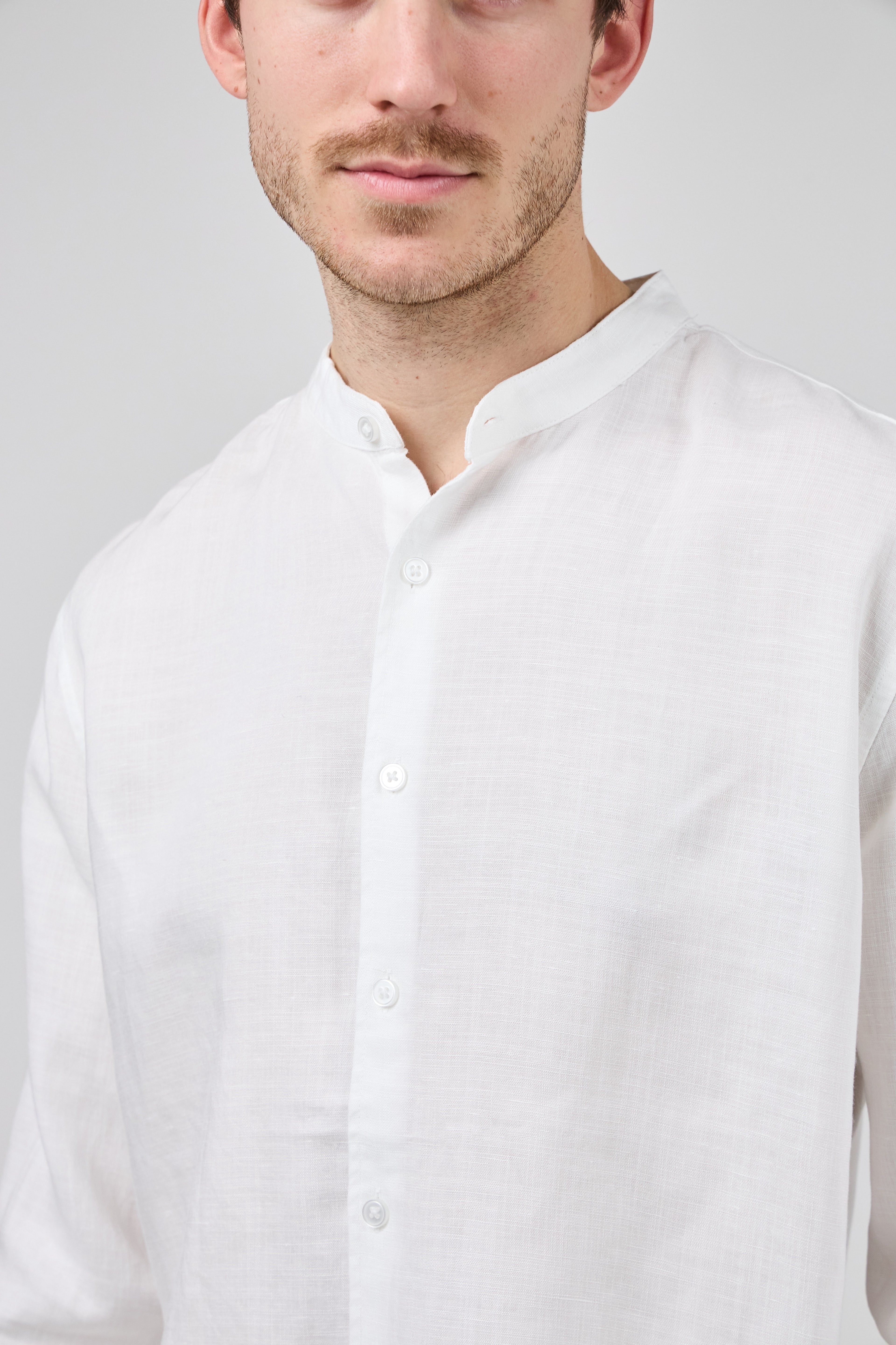 Chemise en Lin à Col Officier Boutonnée