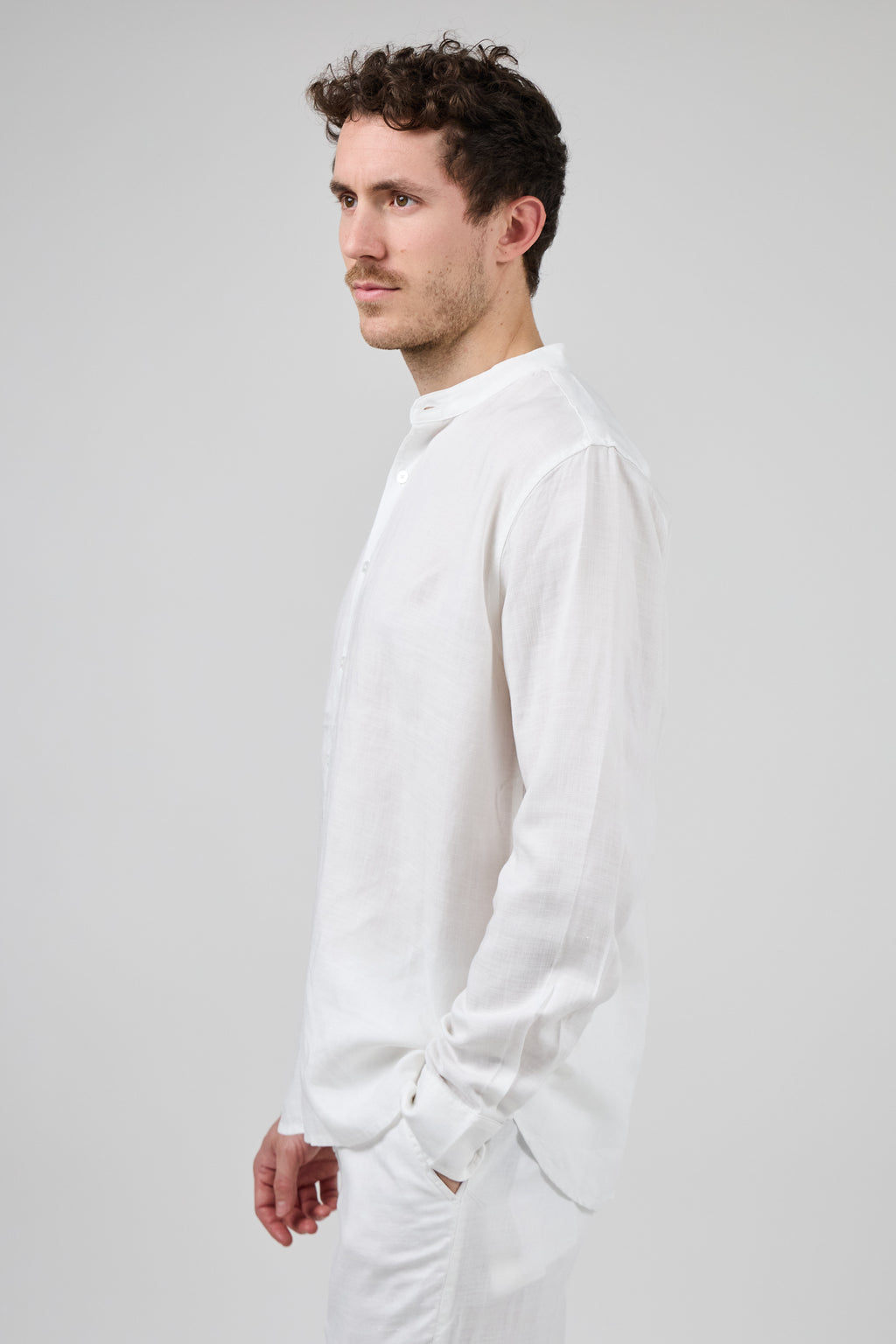 Chemise en Lin à Col Officier Boutonnée
