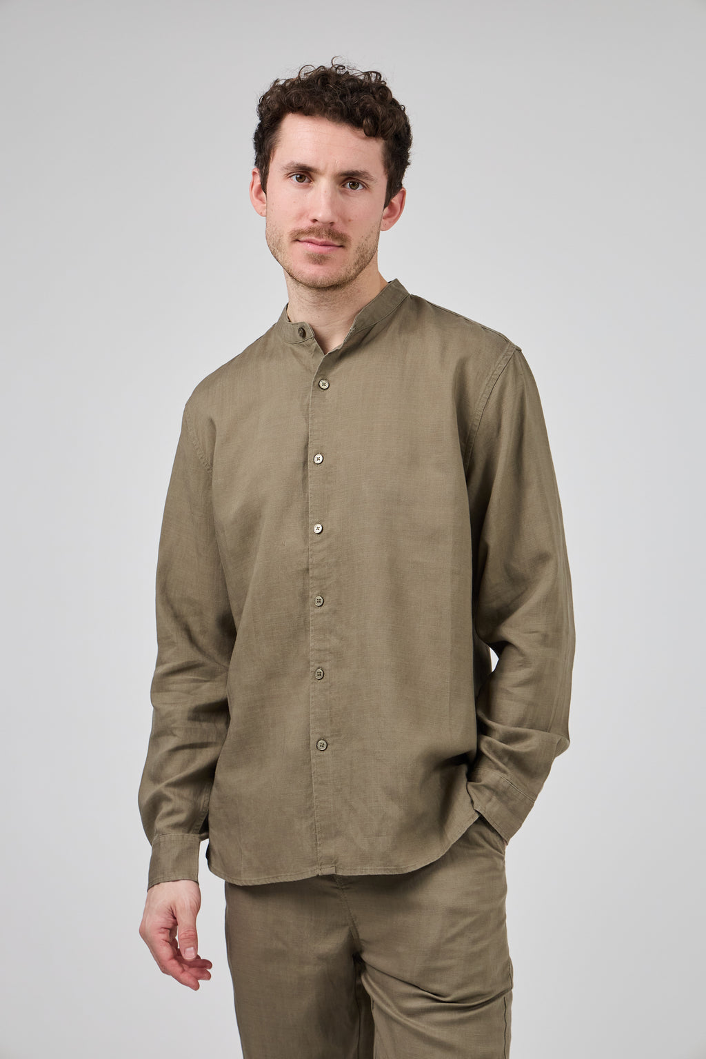 Chemise en Lin à Col Officier Boutonnée