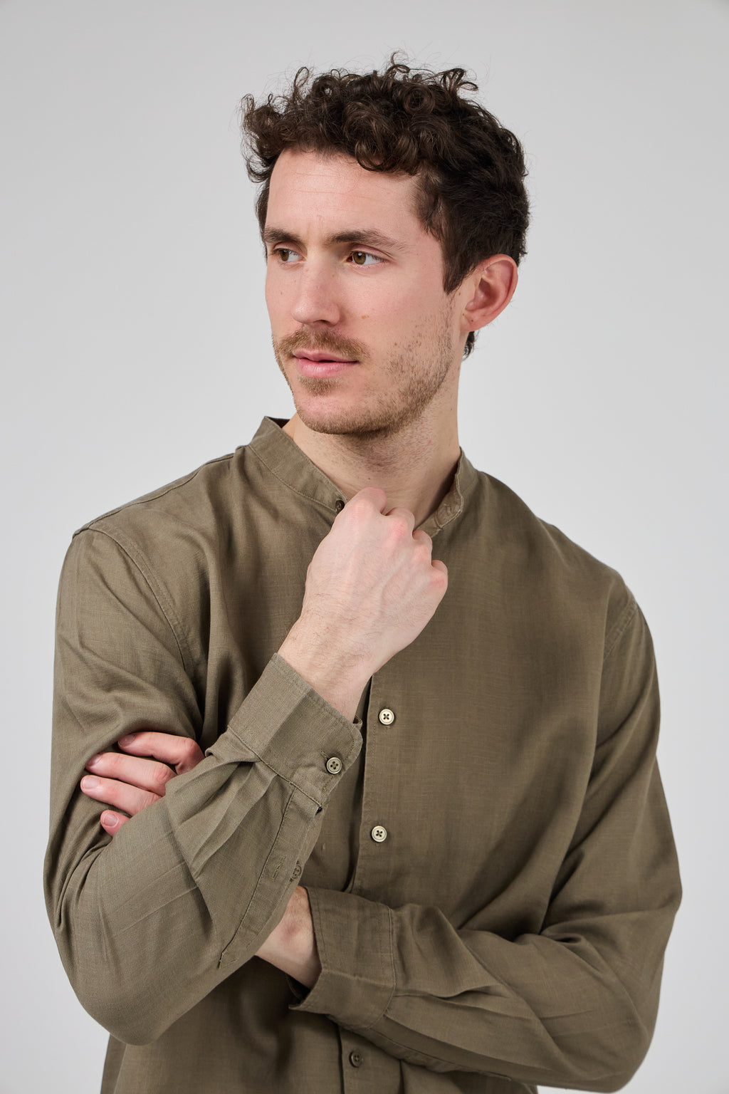 Chemise en Lin à Col Officier Boutonnée