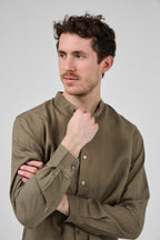 Chemise en Lin à Col Officier Boutonnée