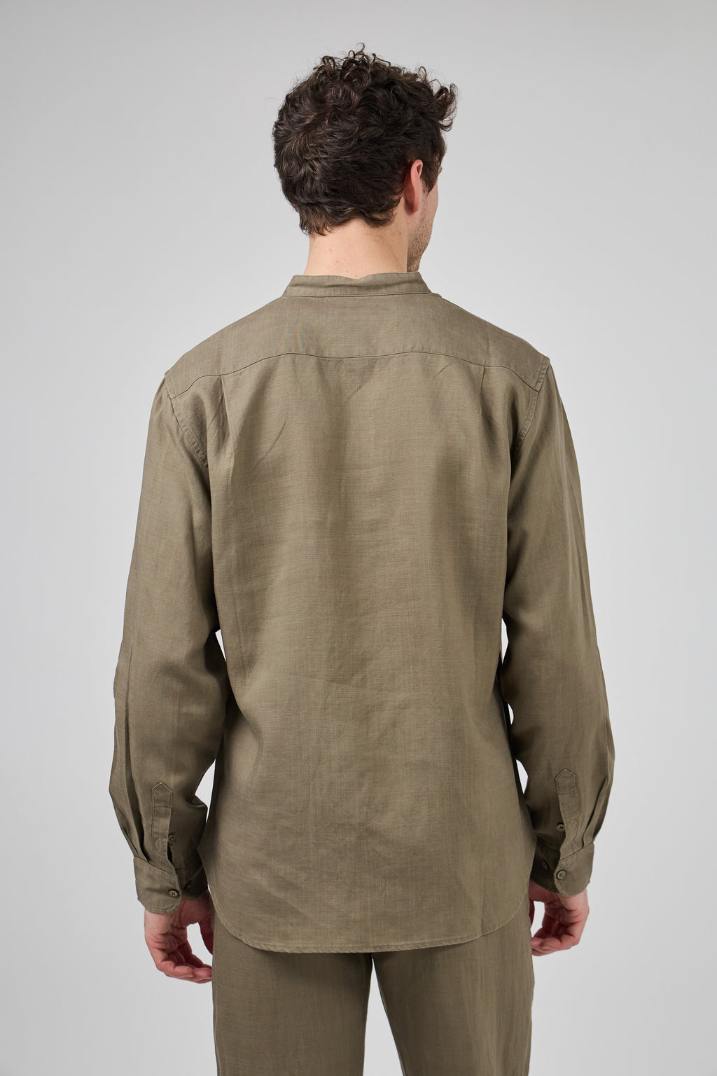 Chemise en Lin à Col Officier Boutonnée