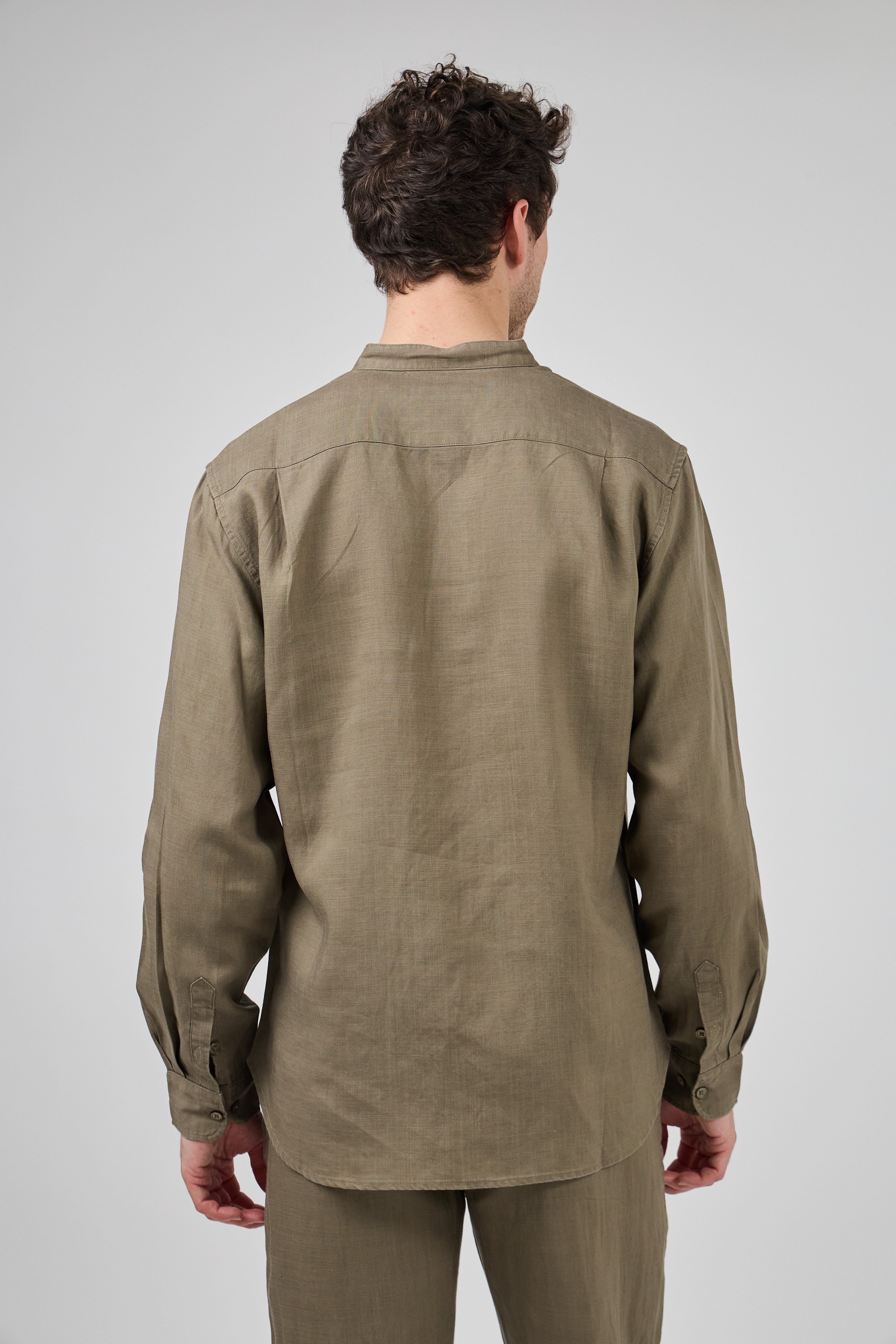 Chemise en Lin à Col Officier Boutonnée