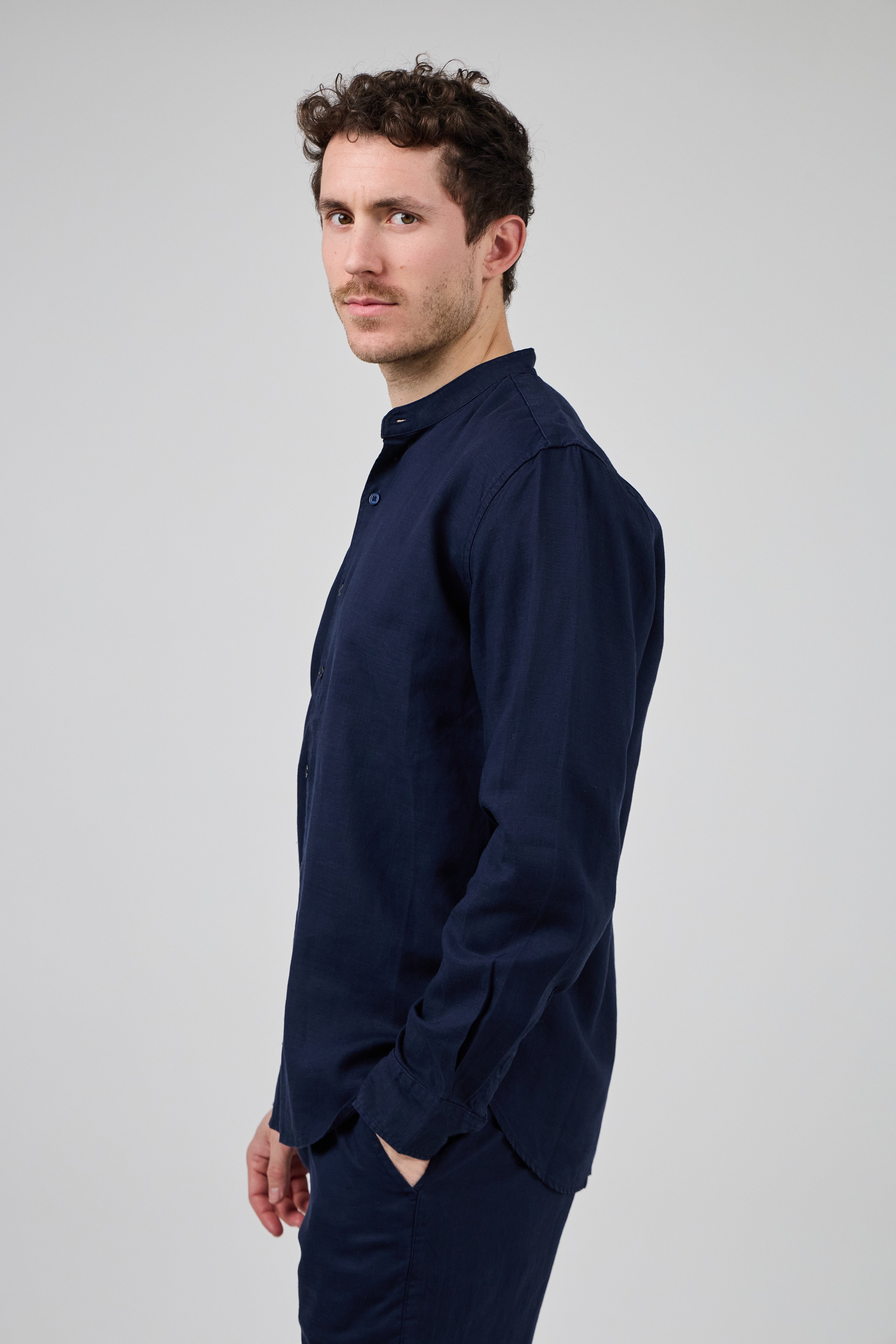 Chemise en Lin à Col Officier Boutonnée