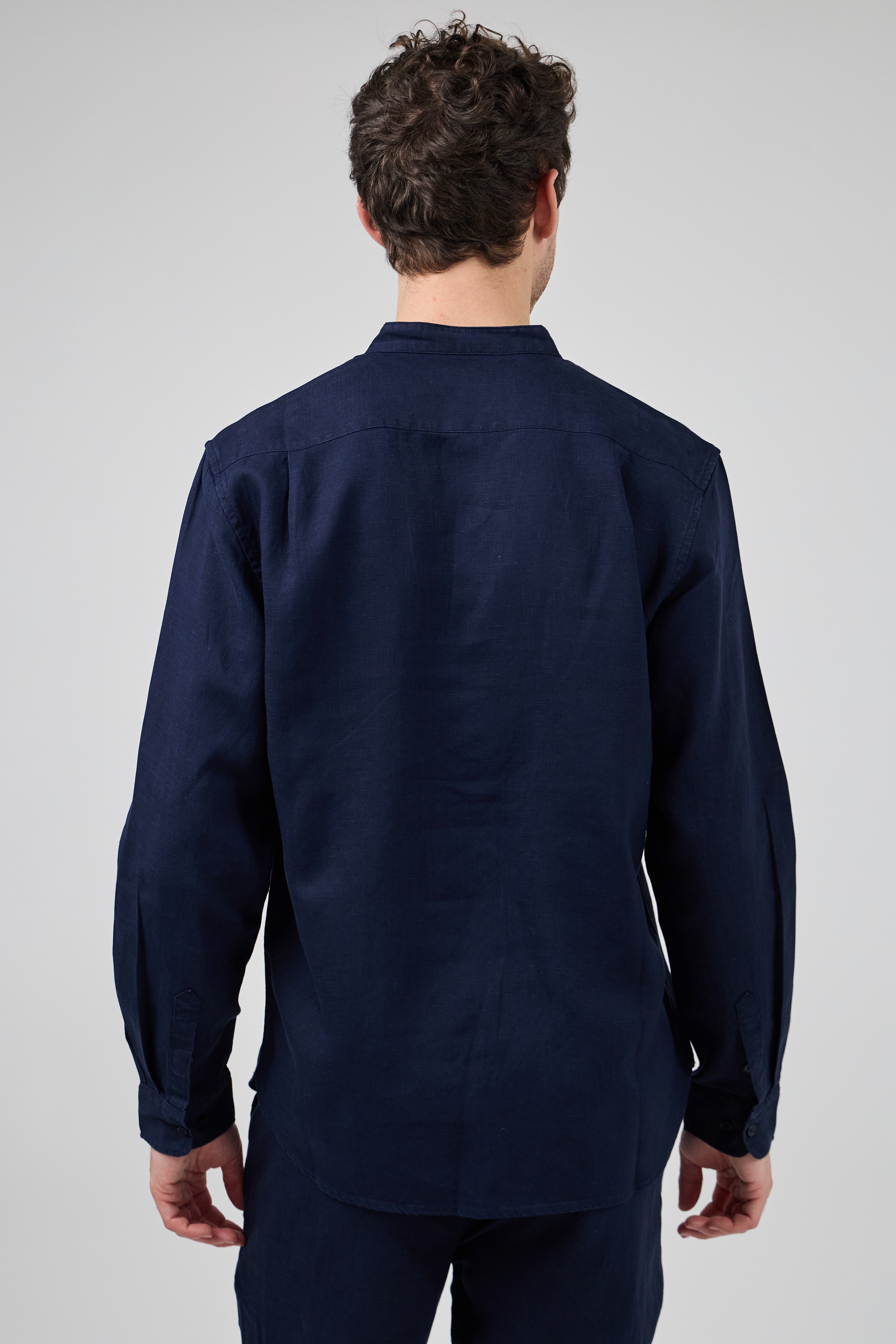 Chemise en Lin à Col Officier Boutonnée