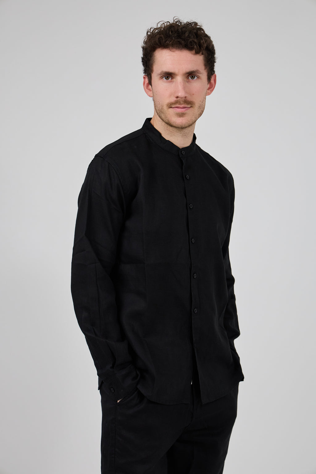 Chemise en Lin à Col Officier Boutonnée