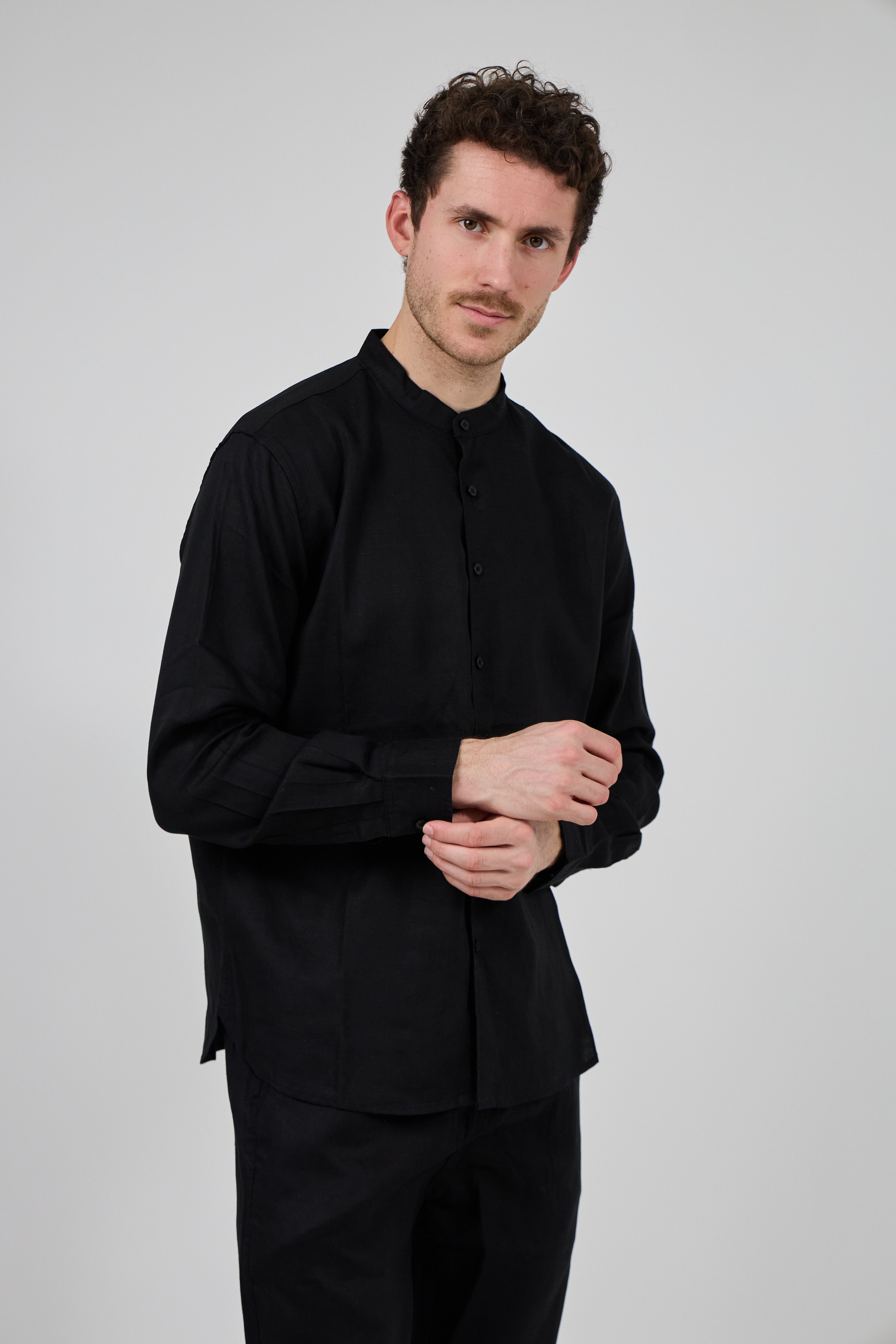 Chemise en Lin à Col Officier Boutonnée
