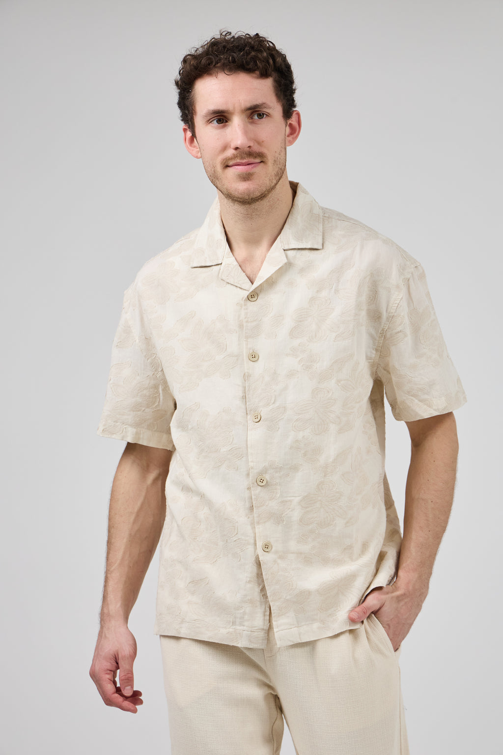 Chemise en lin à manches courtes avec motif discret