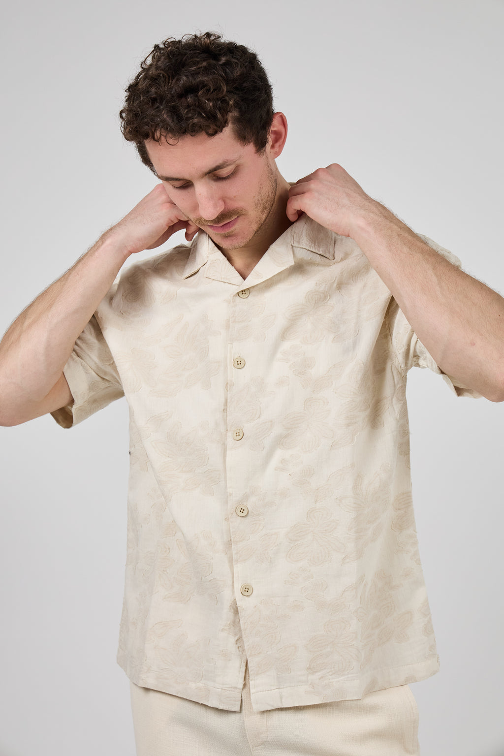Chemise en lin à manches courtes avec motif discret