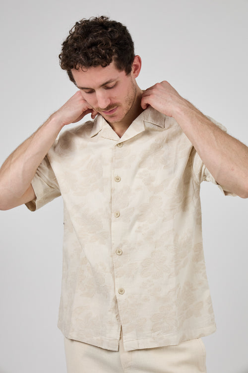 Chemise en lin à manches courtes avec motif discret