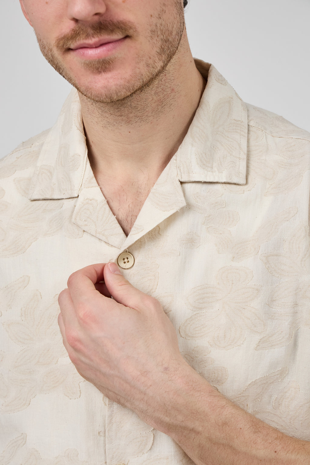 Chemise en lin à manches courtes avec motif discret