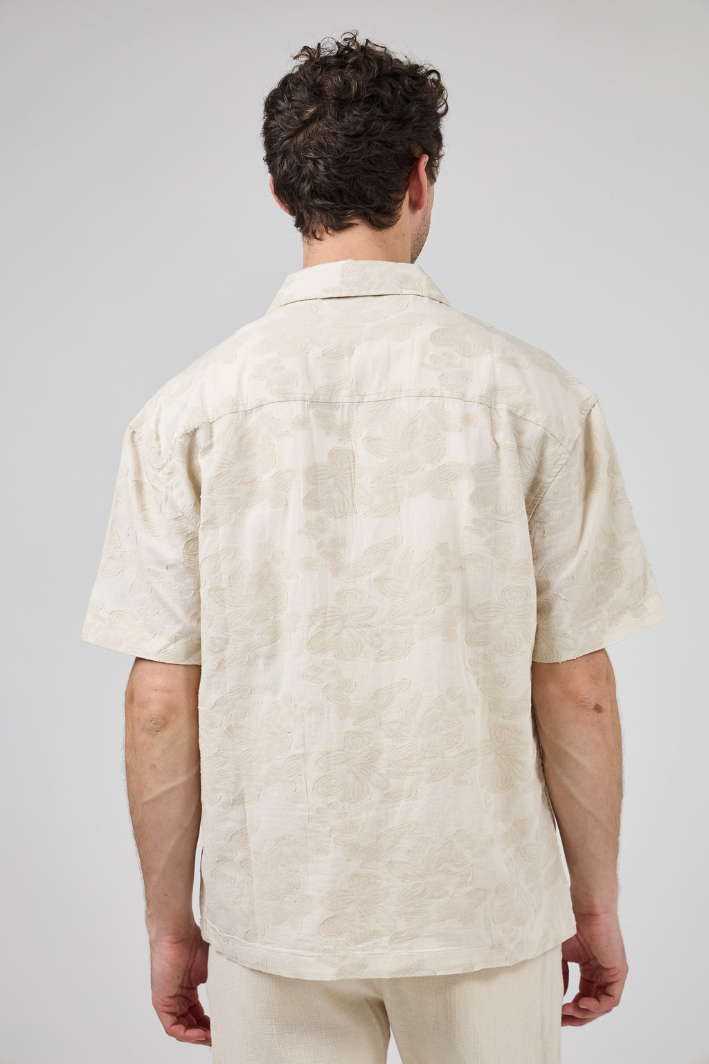 Chemise en lin à manches courtes avec motif discret