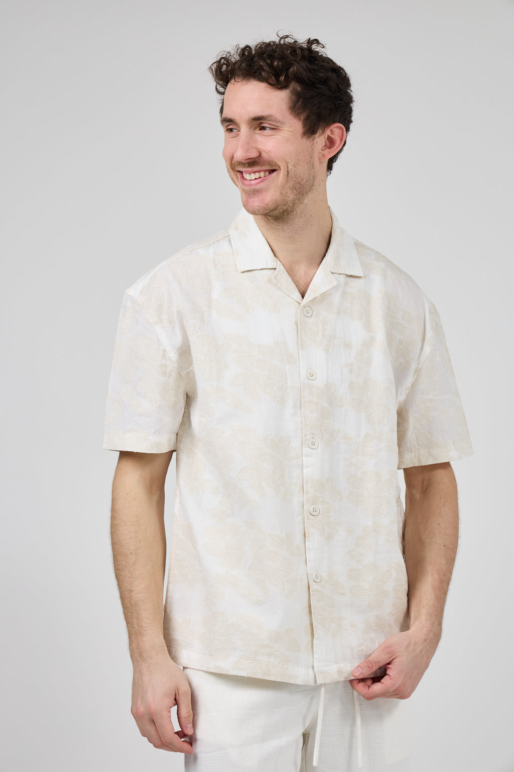 Chemise en lin à manches courtes avec motif discret