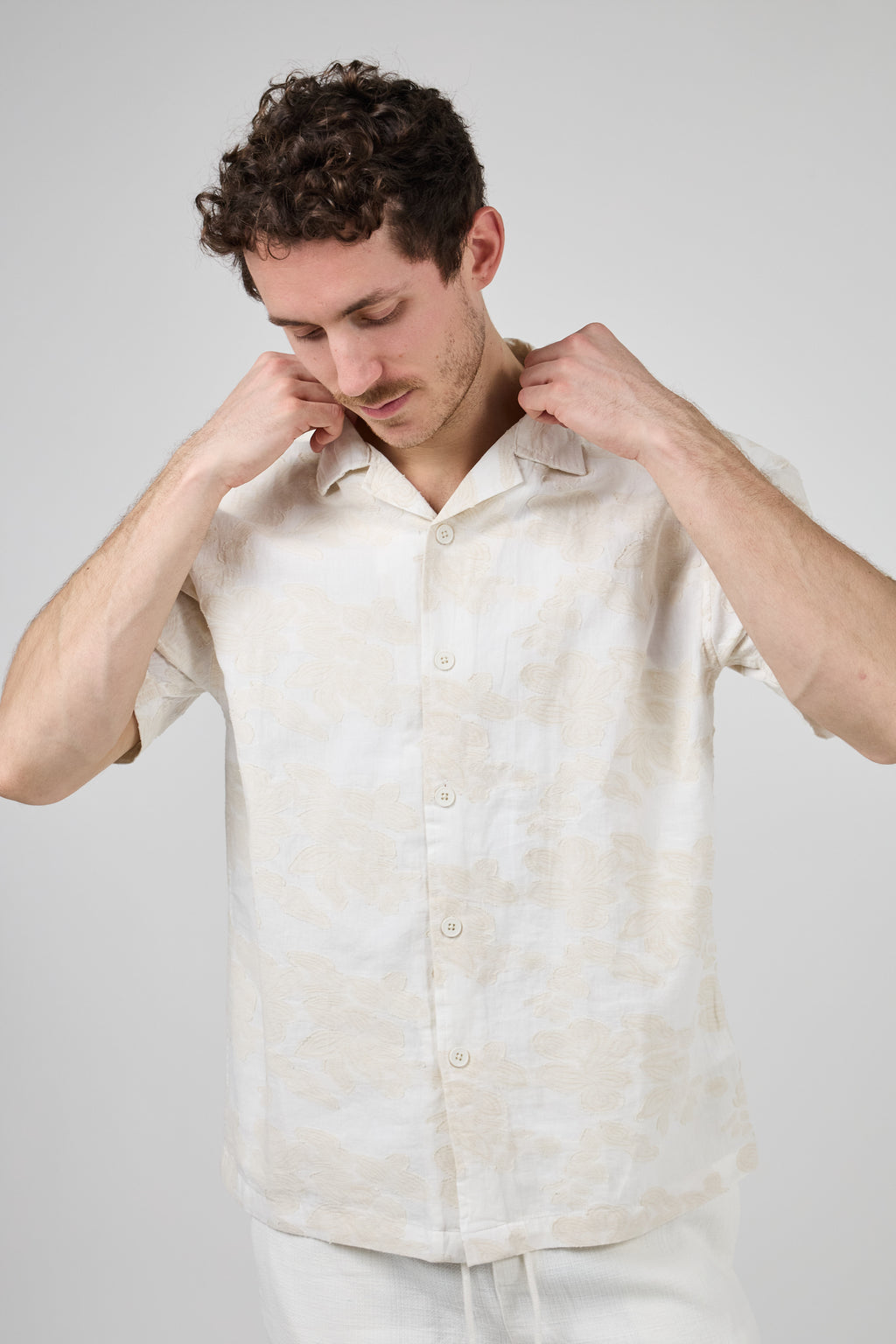 Chemise en lin à manches courtes avec motif discret