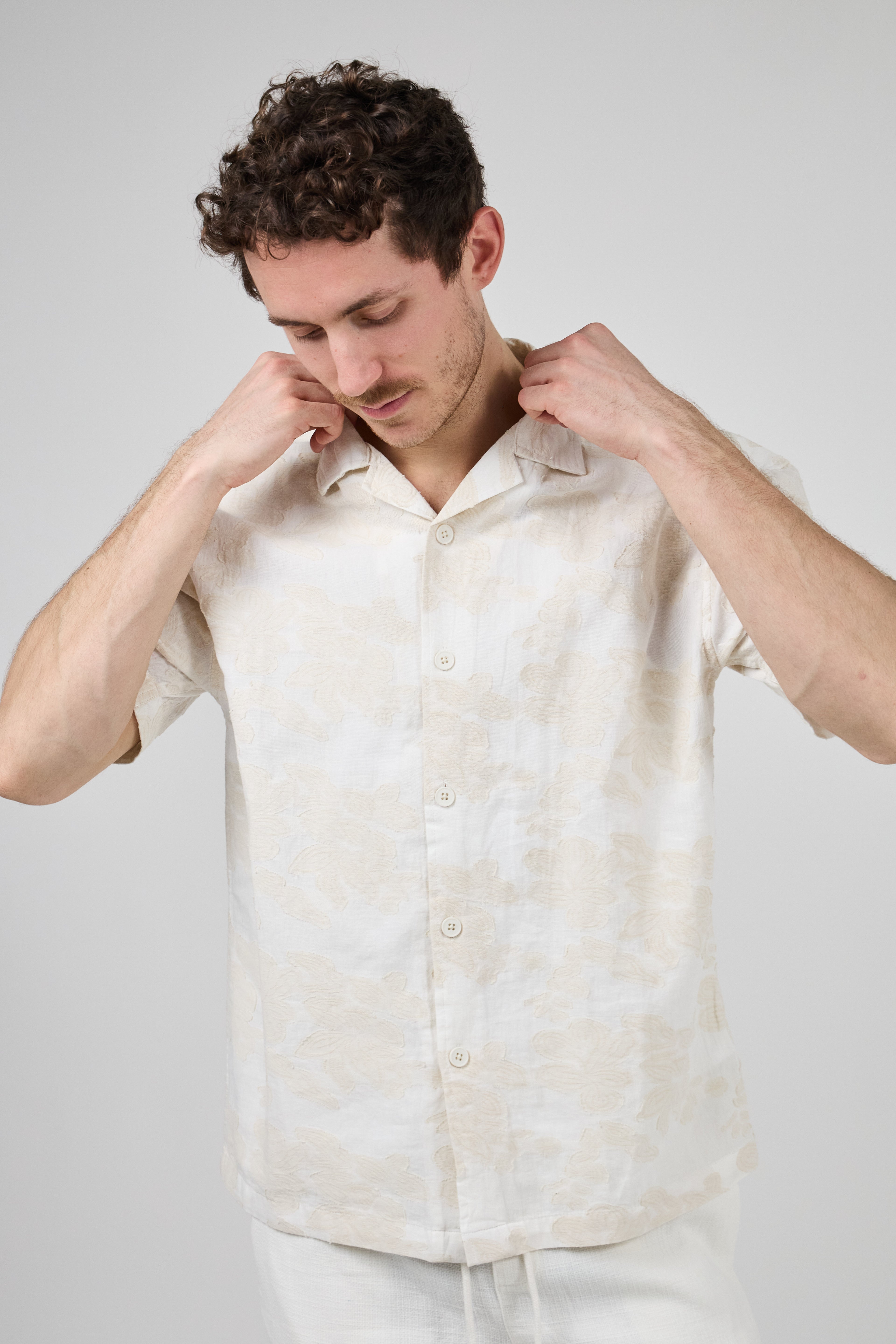Chemise en lin à manches courtes avec motif discret