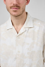 Chemise en lin à manches courtes avec motif discret