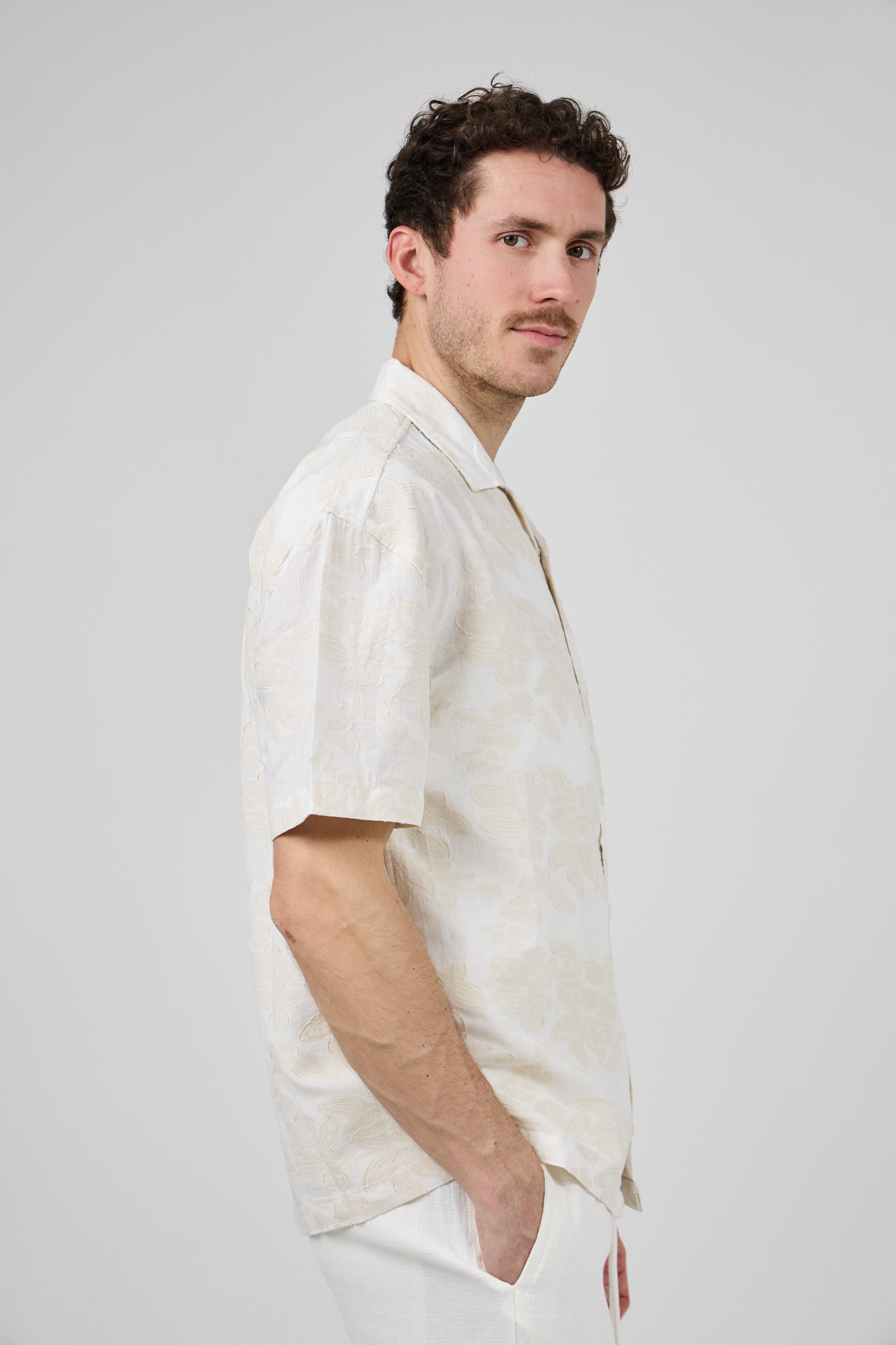 Chemise en lin à manches courtes avec motif discret