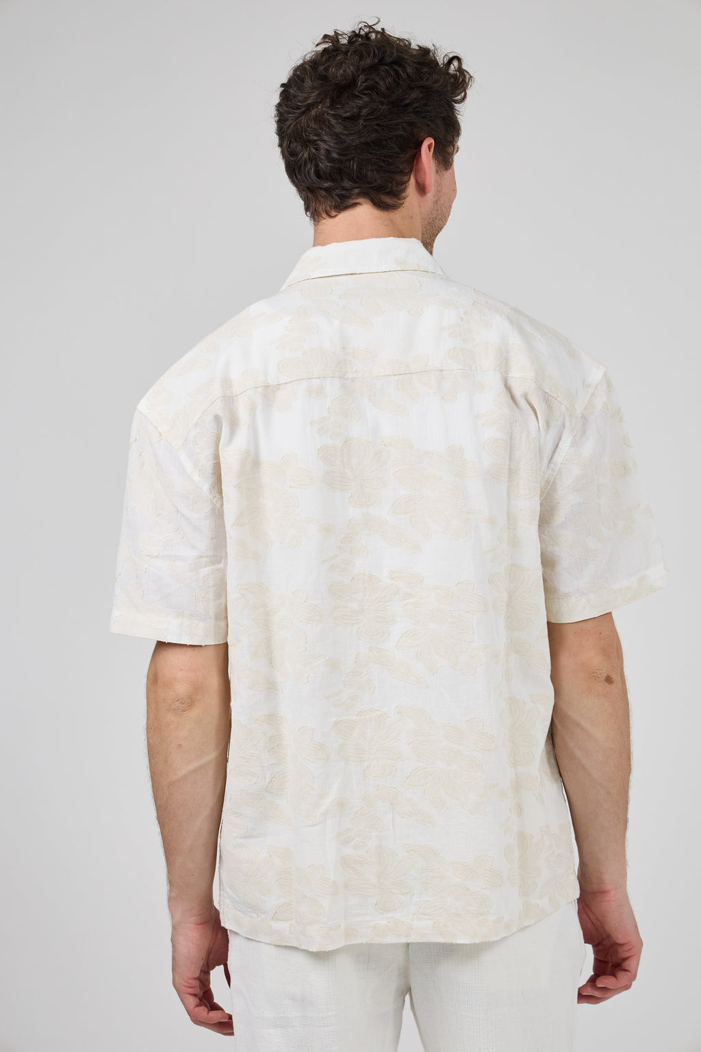 Chemise en lin à manches courtes avec motif discret